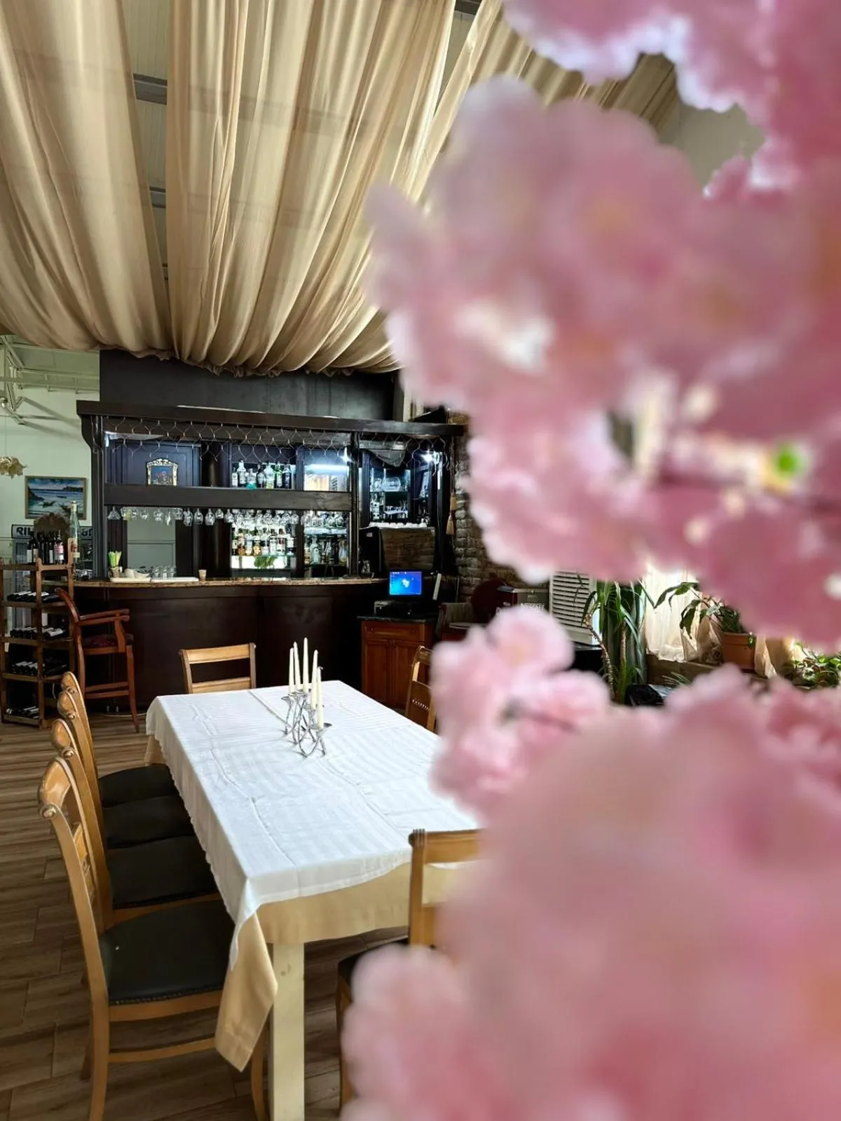 Restaurant/places to eat in Hotel BATS