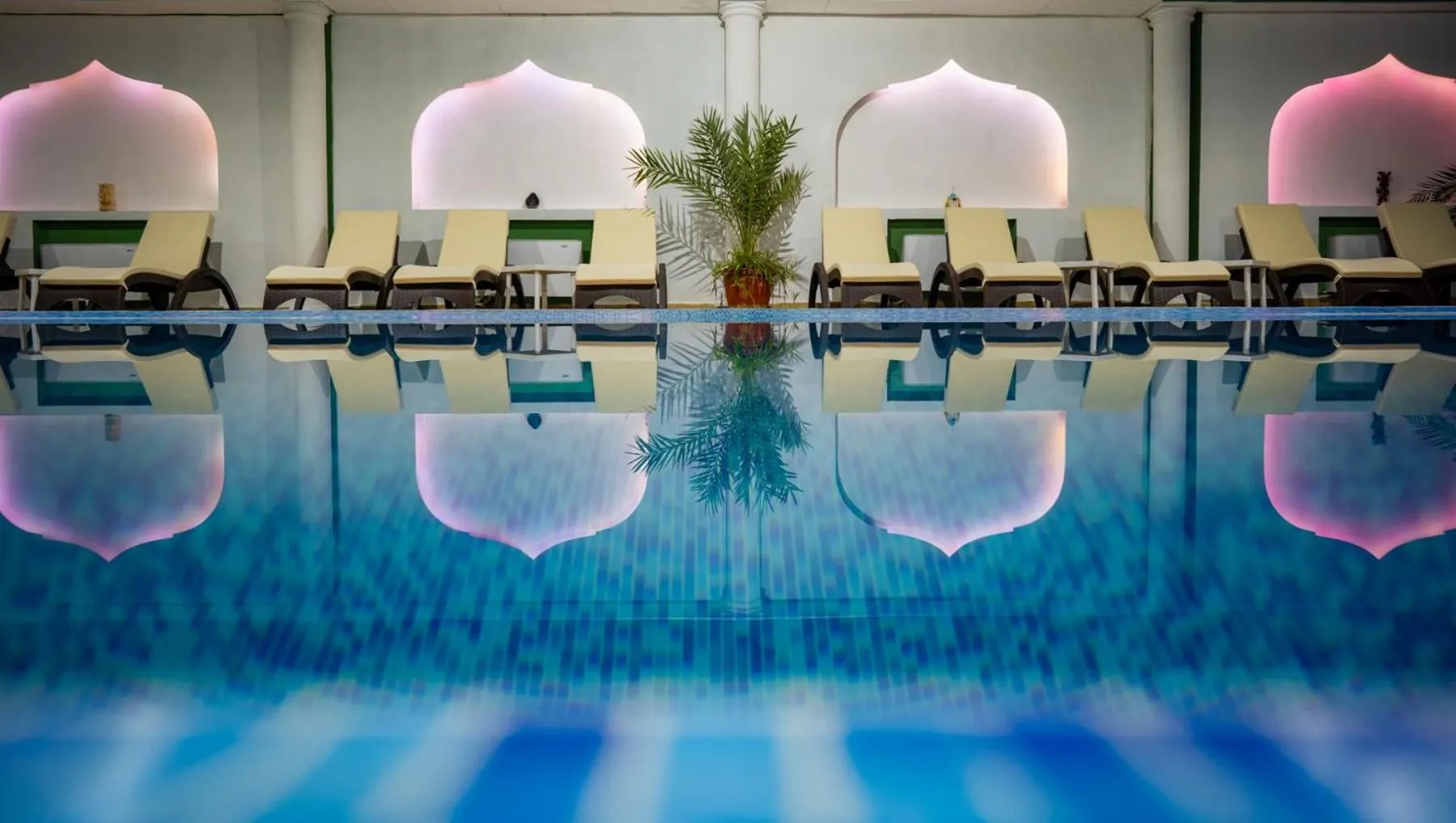 Swimming pool in Hotel BATS