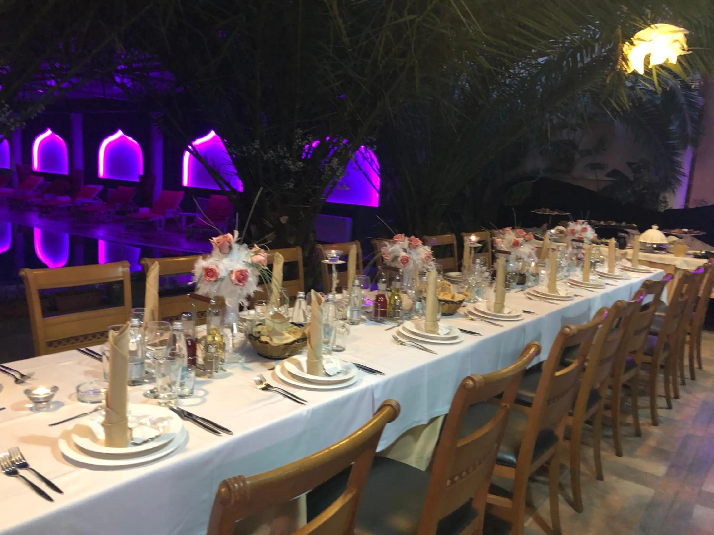 Restaurant/places to eat in Hotel BATS