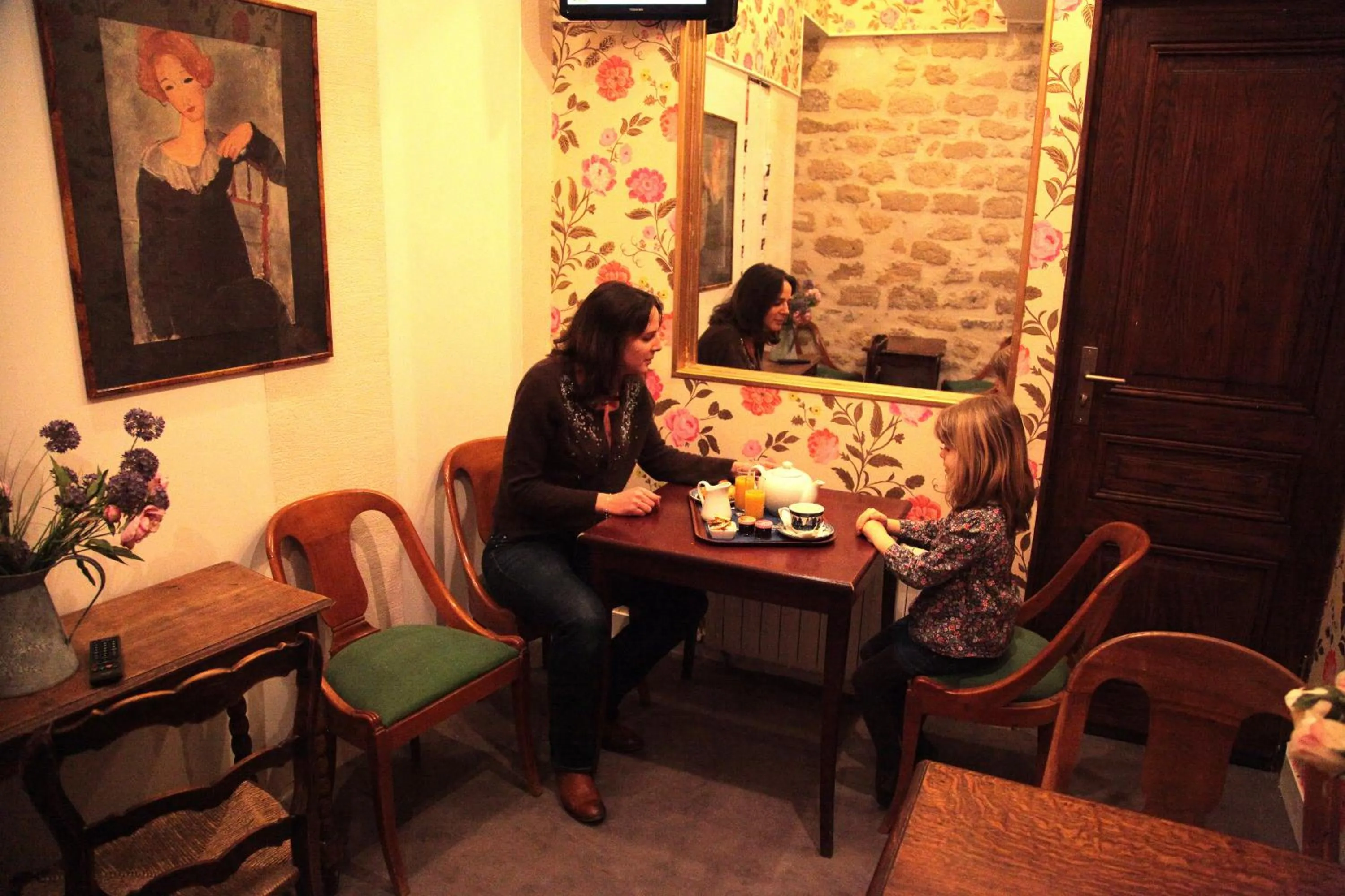 People in Hotel du Lys