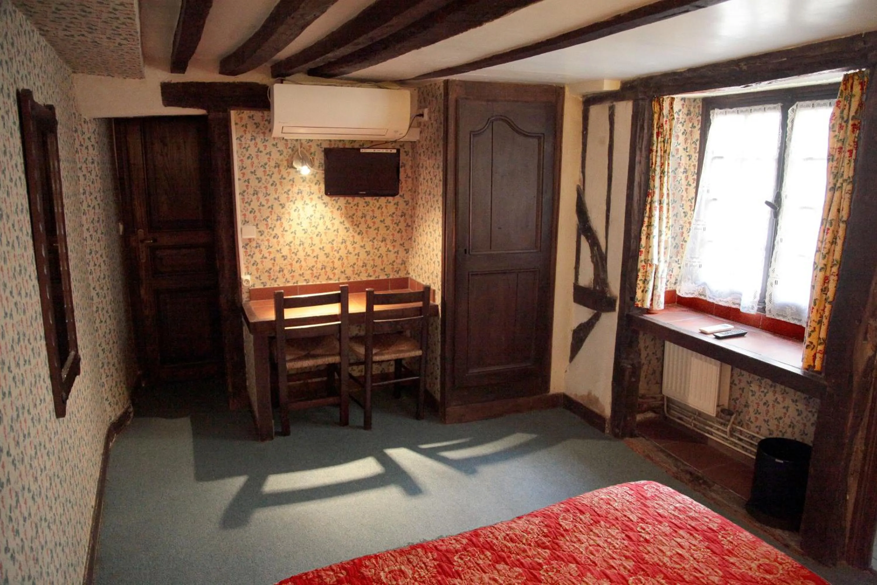 Bedroom in Hotel du Lys