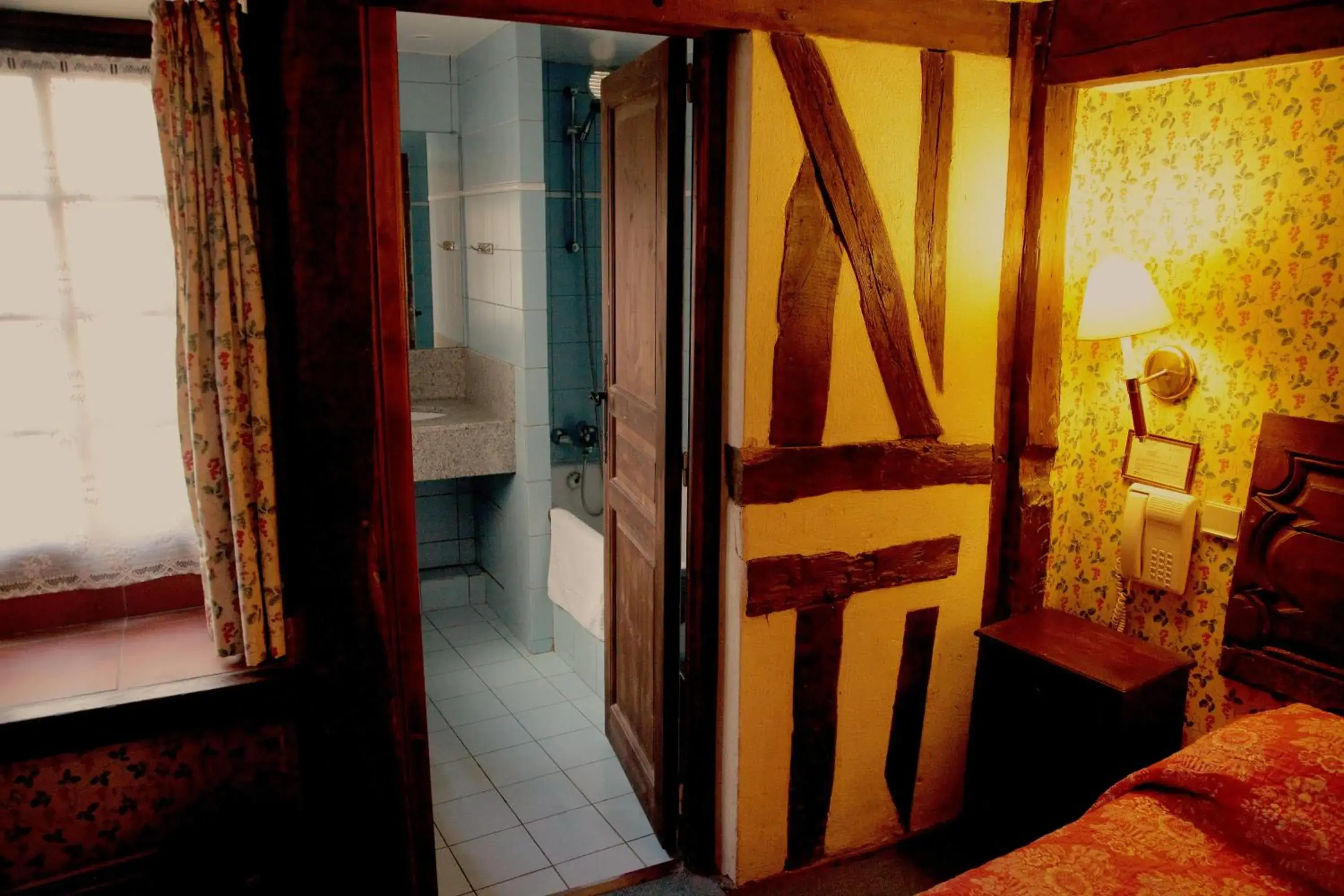 Decorative detail, Bed in Hotel du Lys Decorative detail, Bed in Hotel du Lys