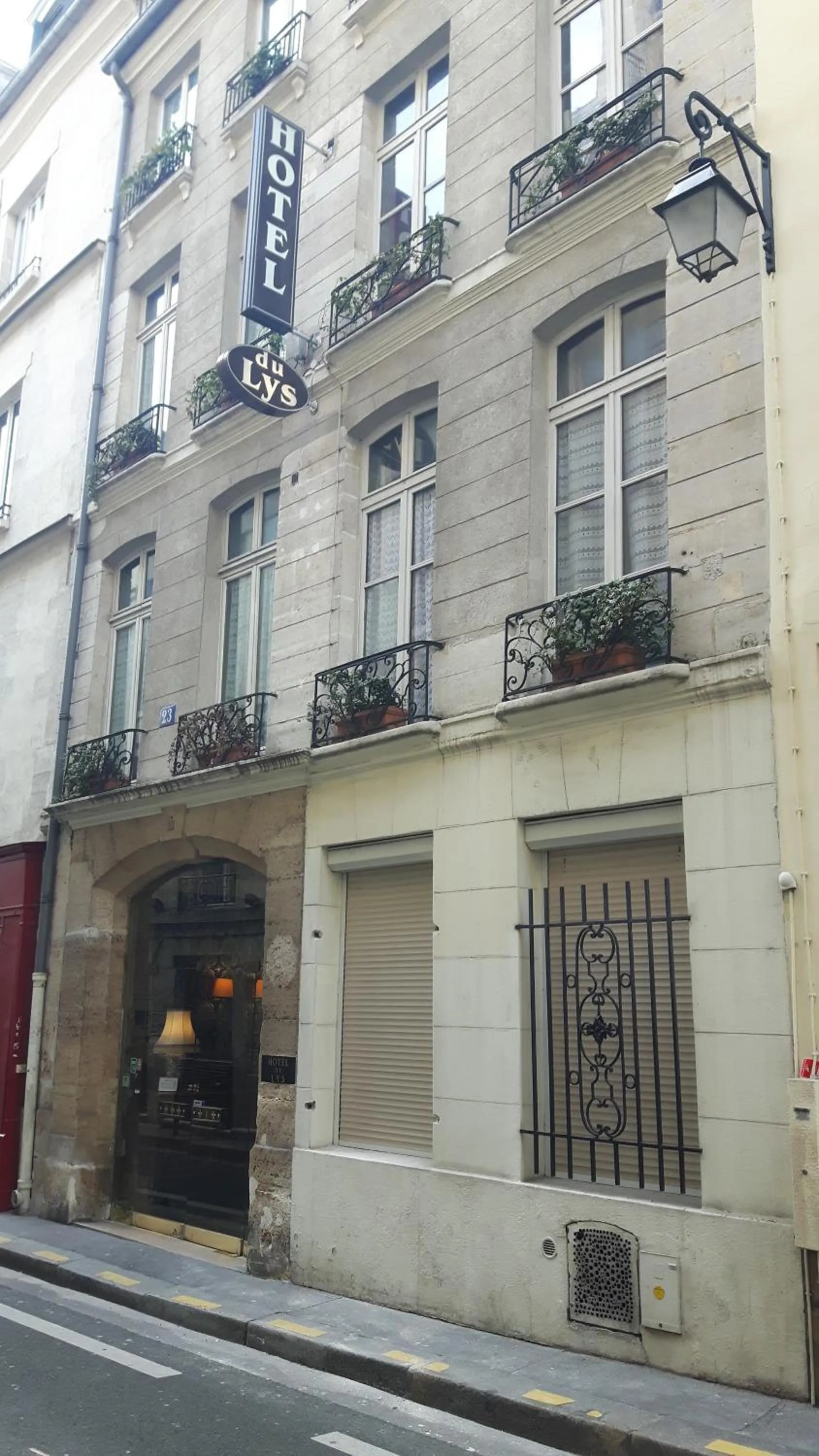 Facade/entrance in Hotel du Lys