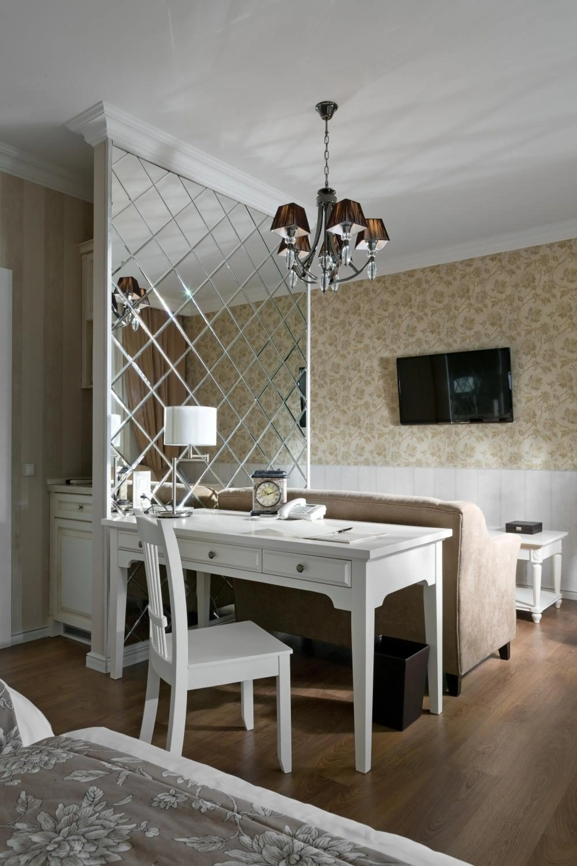 De Gaulle Boutique Hotel