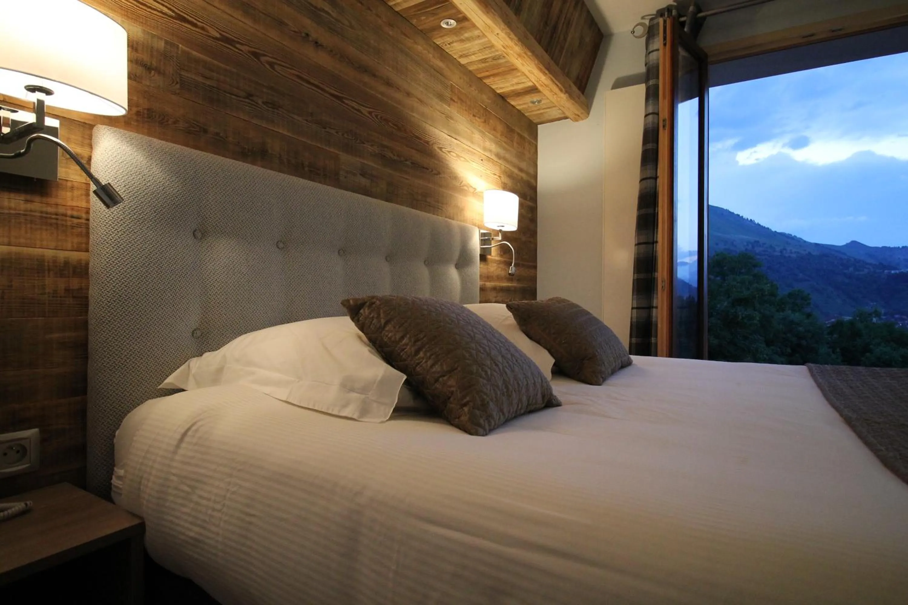 Mountain view, Bed in Hôtel du Crêt Rond