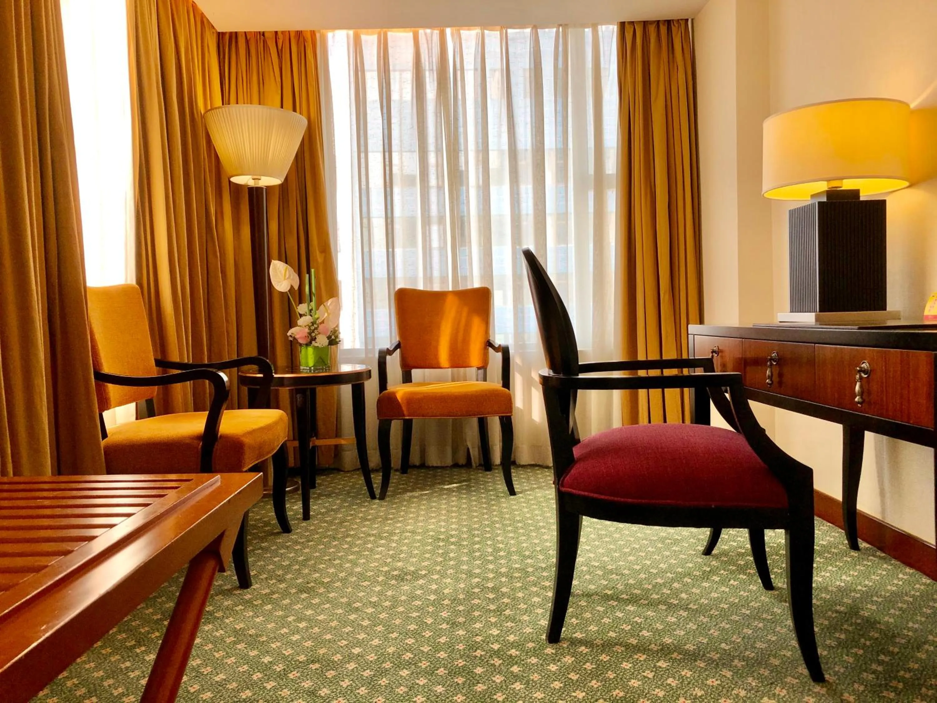 Living room in Ningbo Portman Plaza Hotel