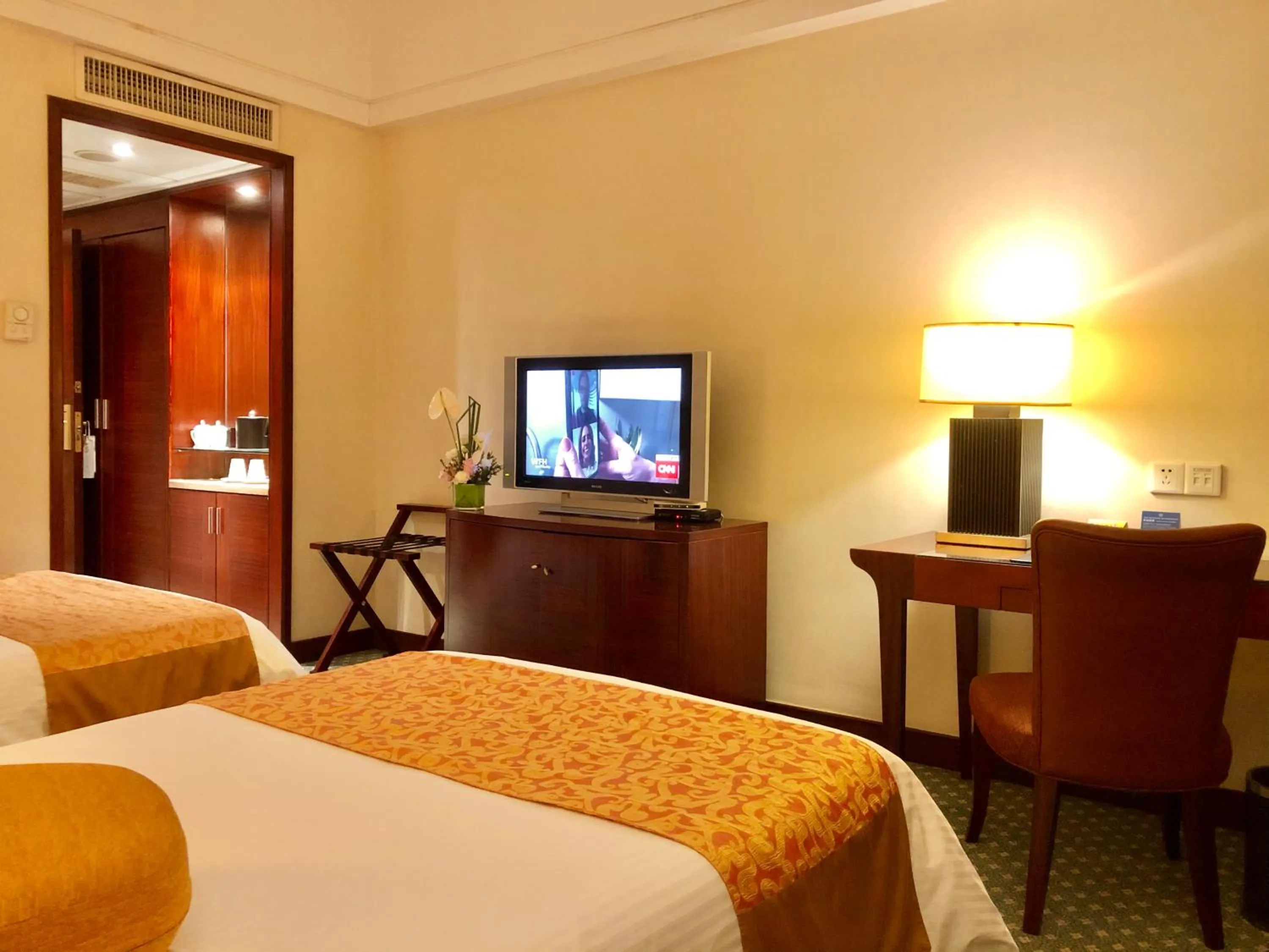 Communal lounge/ TV room, Bed in Ningbo Portman Plaza Hotel