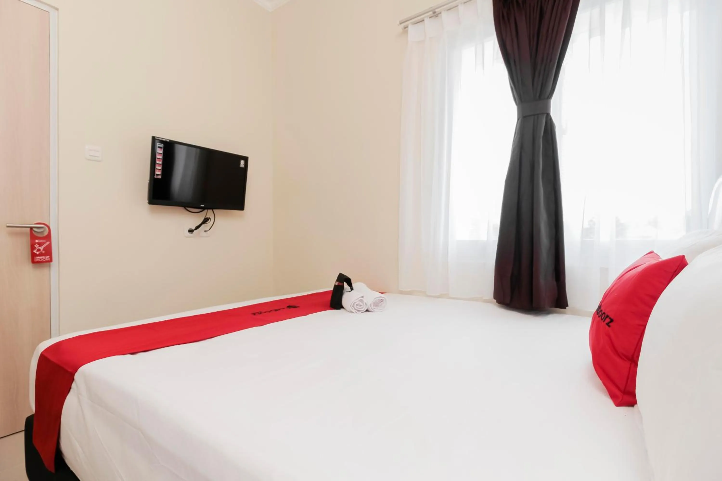 Bedroom, Bed in RedDoorz near Soekarno Hatta Airport
