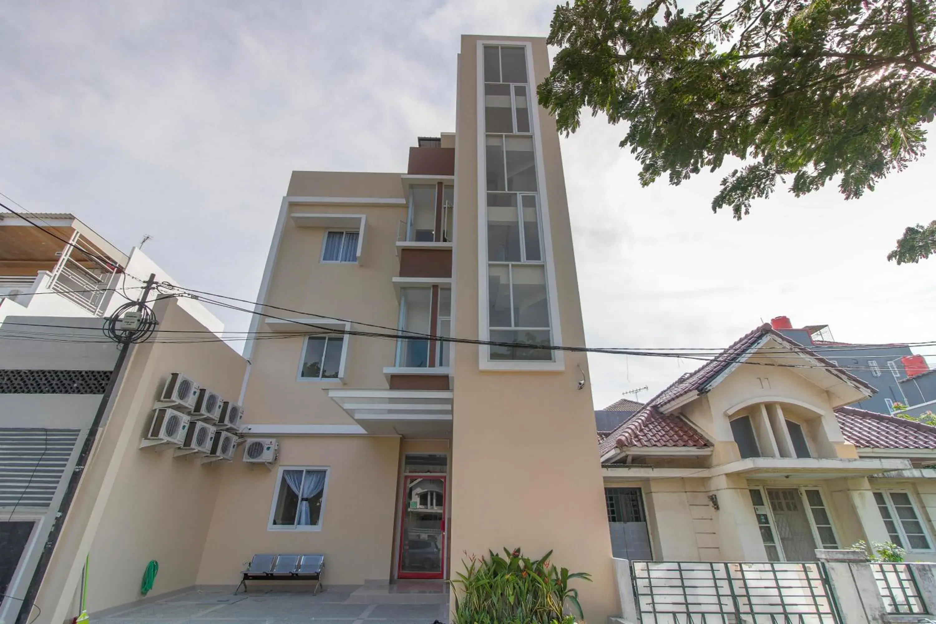 Facade/entrance in RedDoorz near Soekarno Hatta Airport Facade/entrance in RedDoorz near Soekarno Hatta Airport