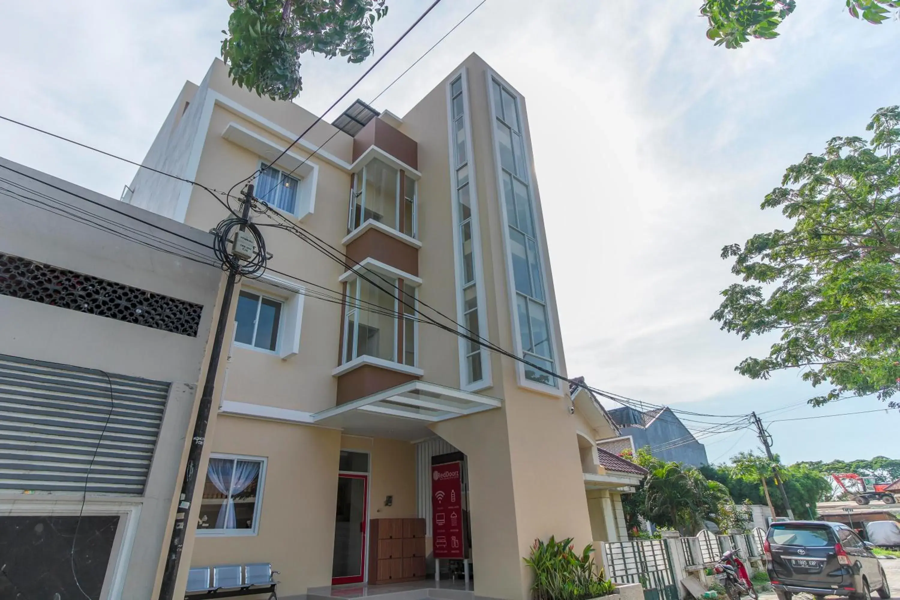 Facade/entrance in RedDoorz near Soekarno Hatta Airport Facade/entrance in RedDoorz near Soekarno Hatta Airport