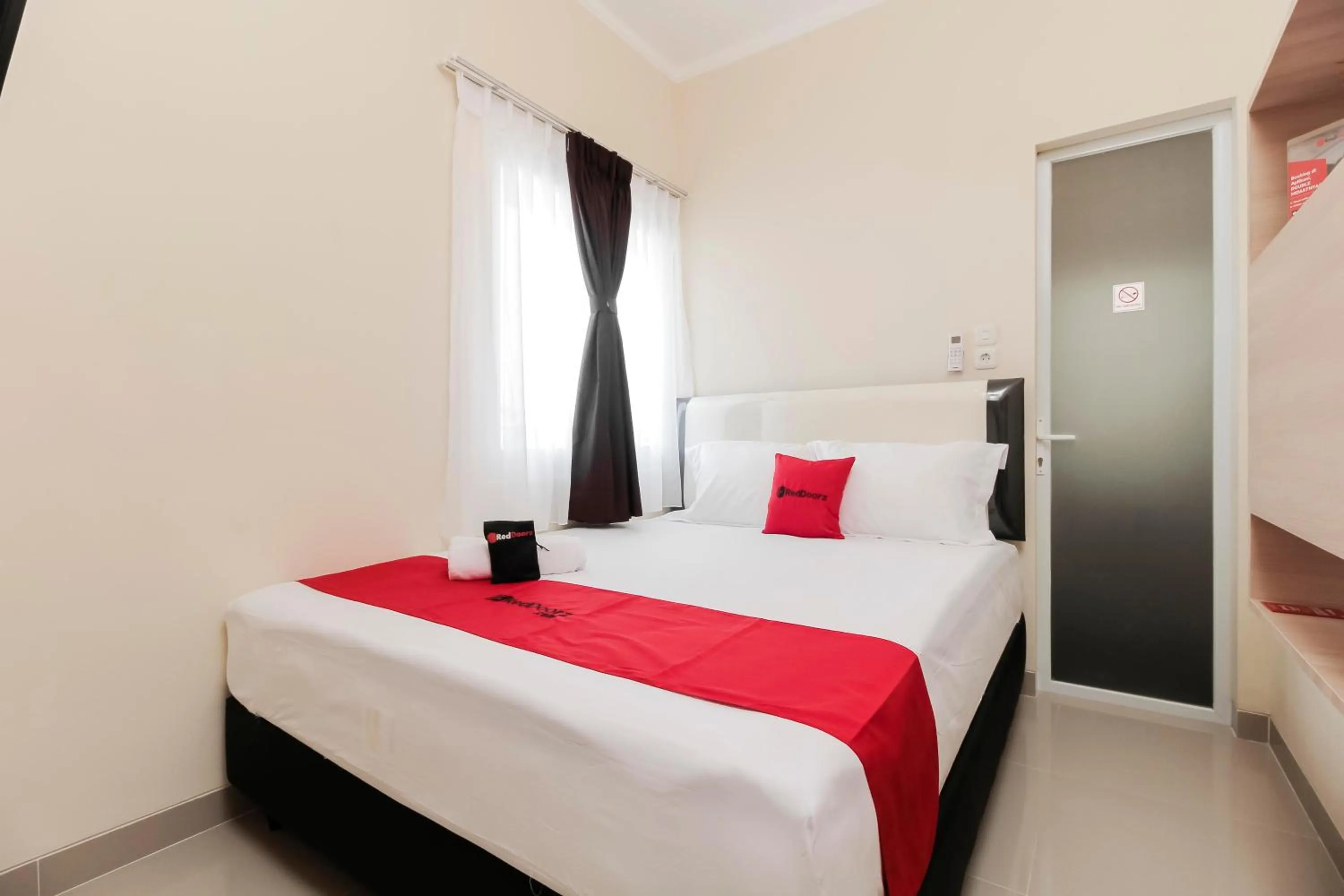 Bedroom, Bed in RedDoorz near Soekarno Hatta Airport
