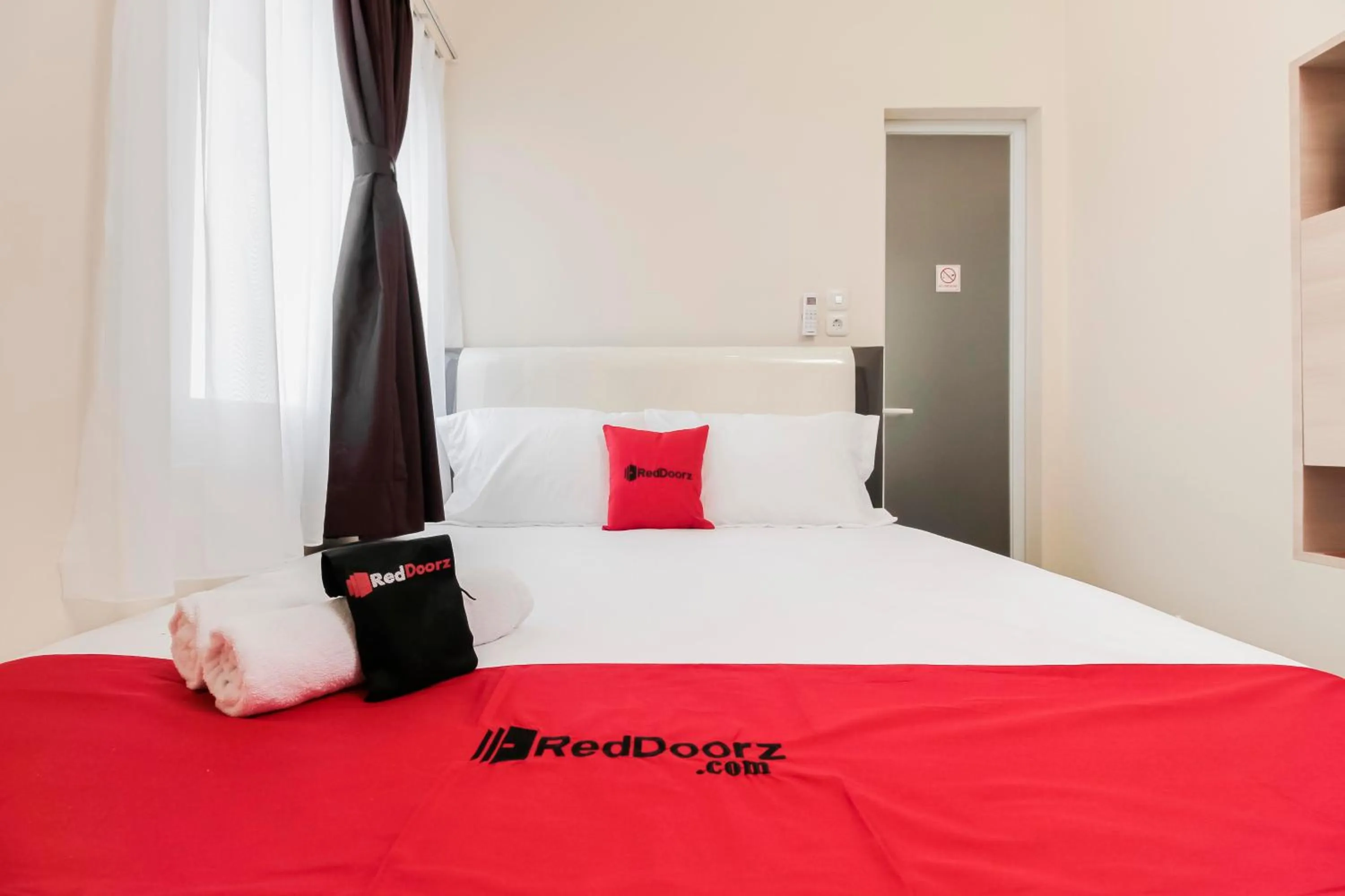 Bedroom, Bed in RedDoorz near Soekarno Hatta Airport