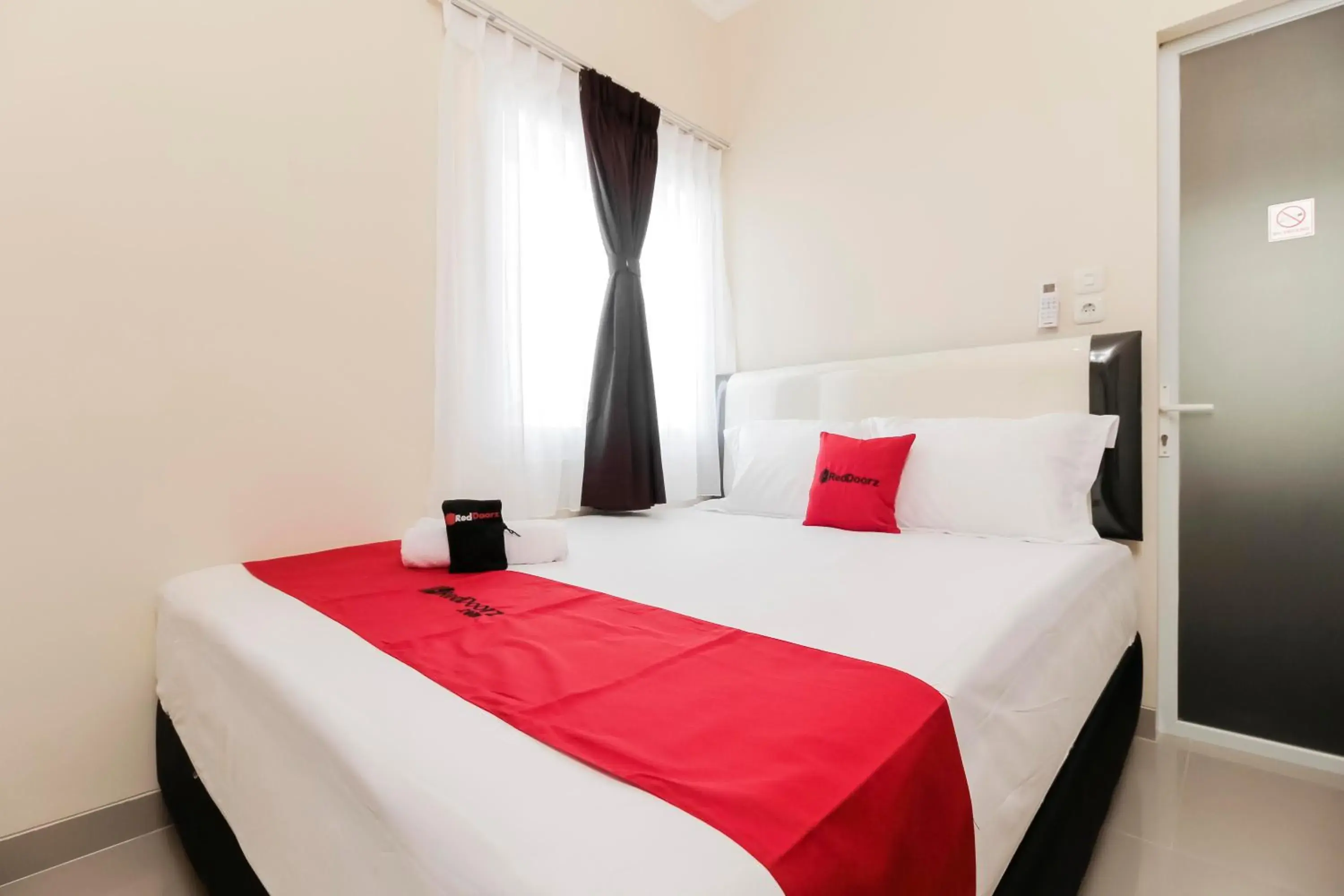 Bedroom, Bed in RedDoorz near Soekarno Hatta Airport Bedroom, Bed in RedDoorz near Soekarno Hatta Airport