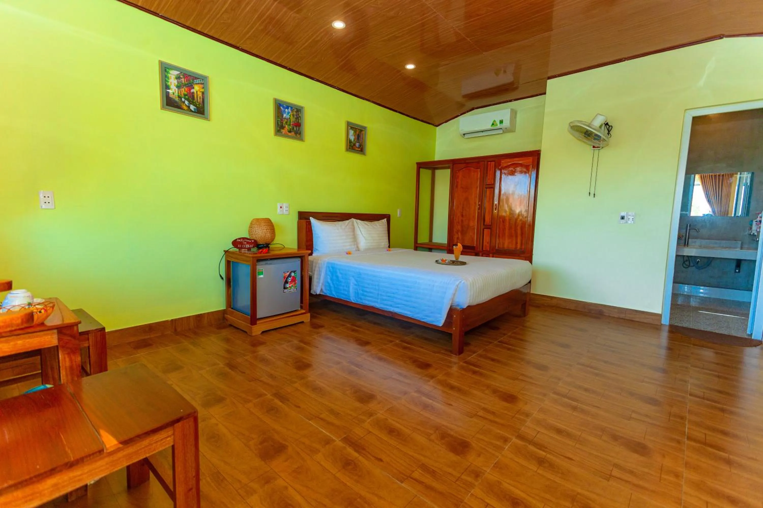 Photo of the whole room, Bed in Lucky Homes