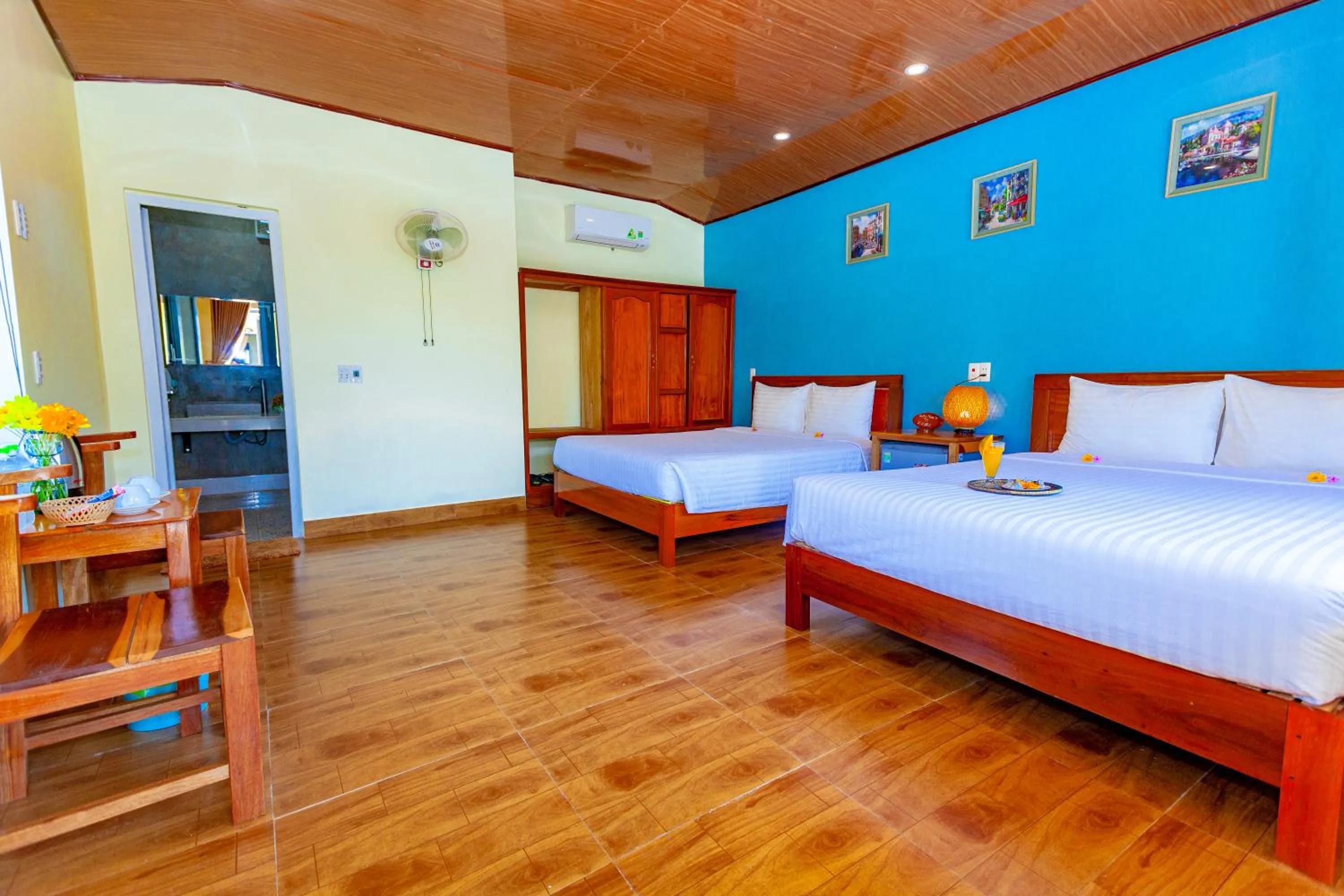 Photo of the whole room, Bed in Lucky Homes