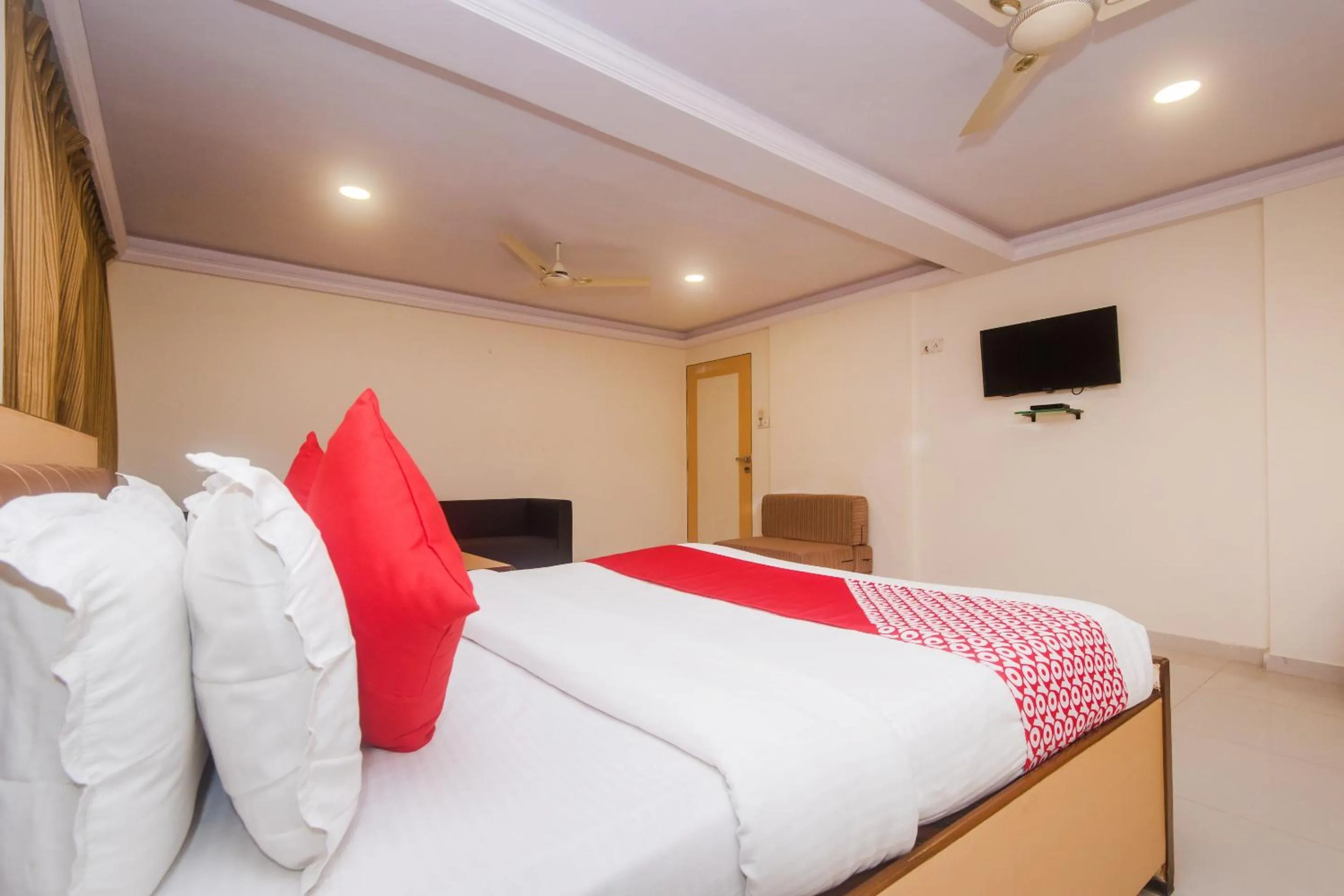 Bedroom, Bed in Capital O Orbit Inn Near Infiniti Mall
