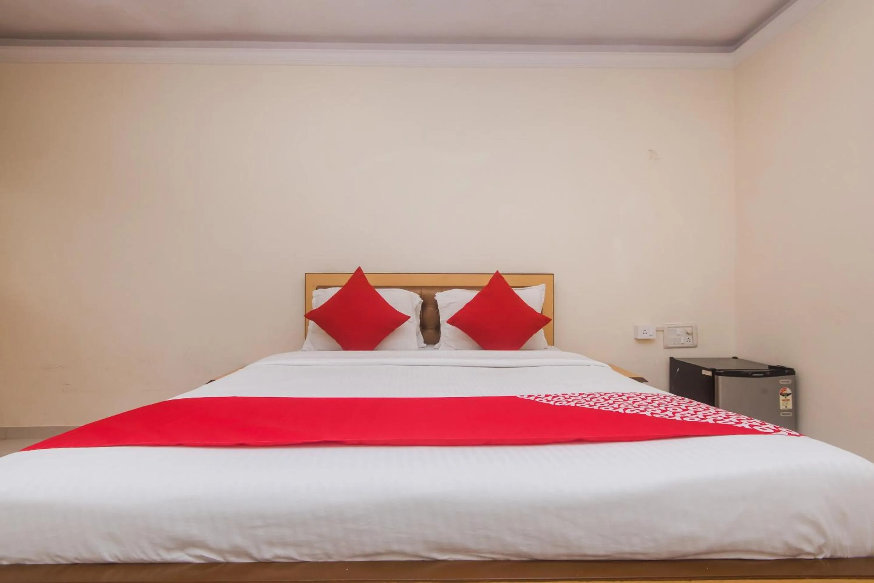 Bedroom, Bed in Capital O Orbit Inn Near Infiniti Mall