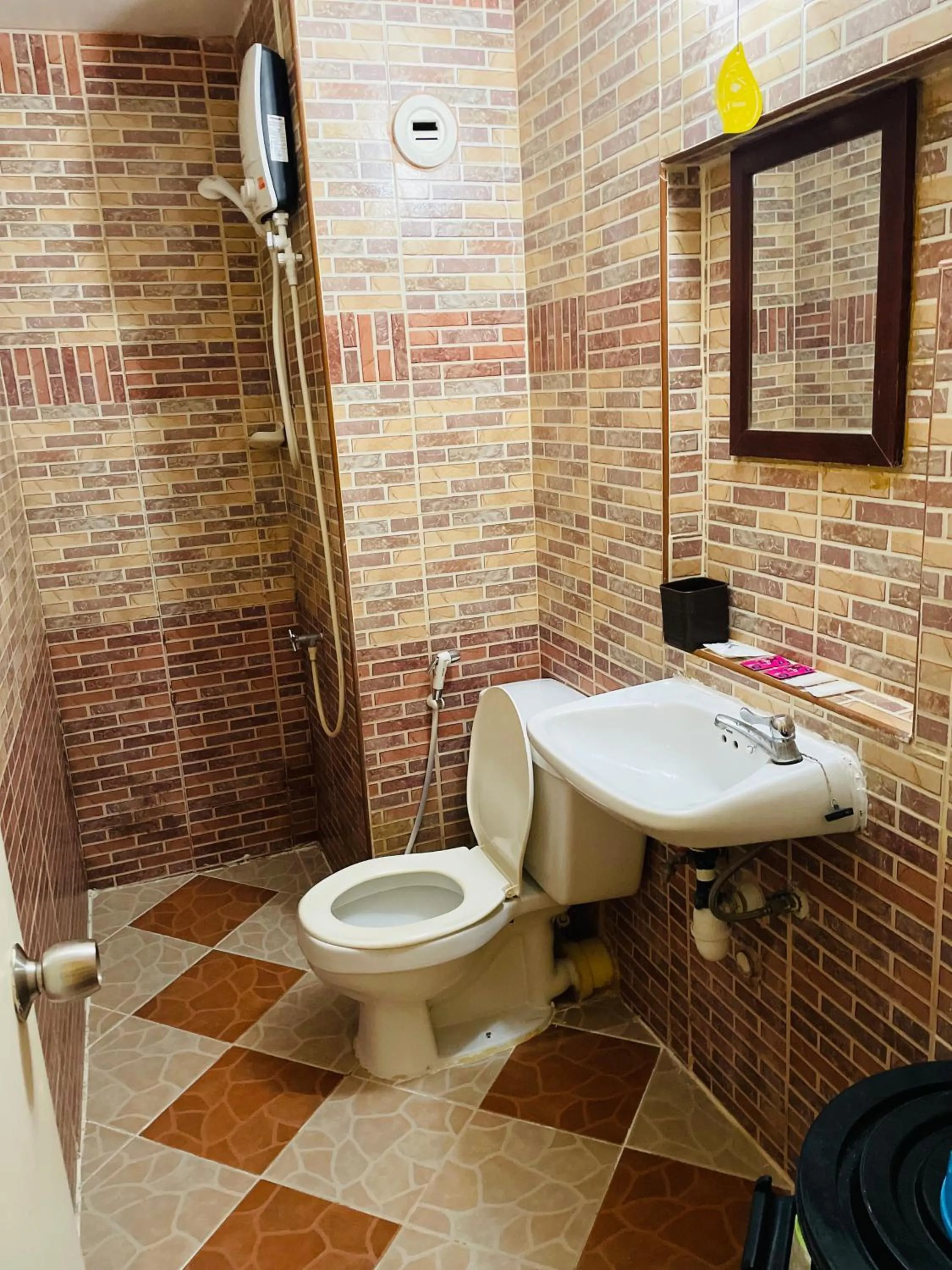 Shower in Dailyroom C3,C4by Anna