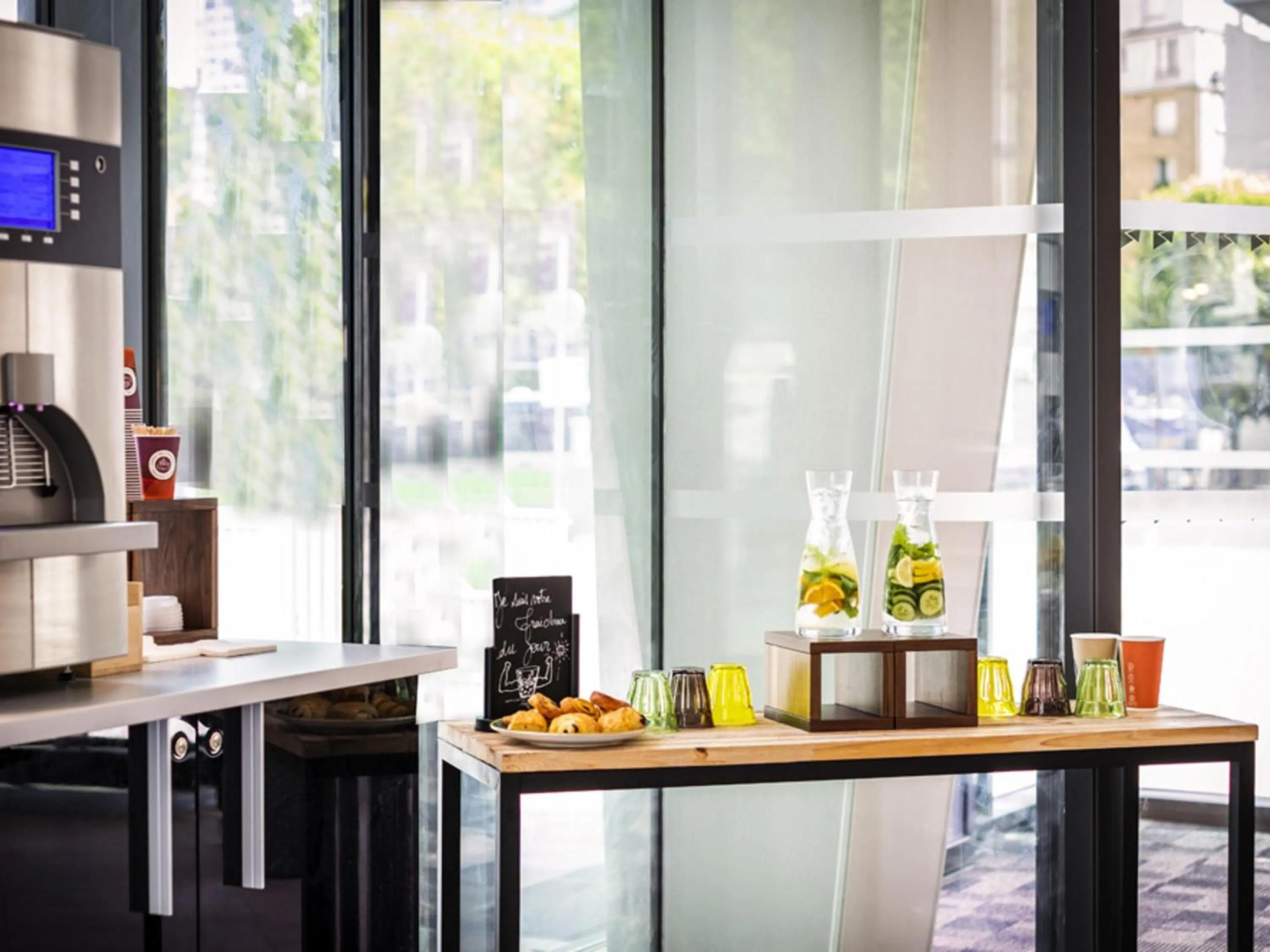 Restaurant/places to eat in ibis Styles Paris Meteor Avenue d'Italie