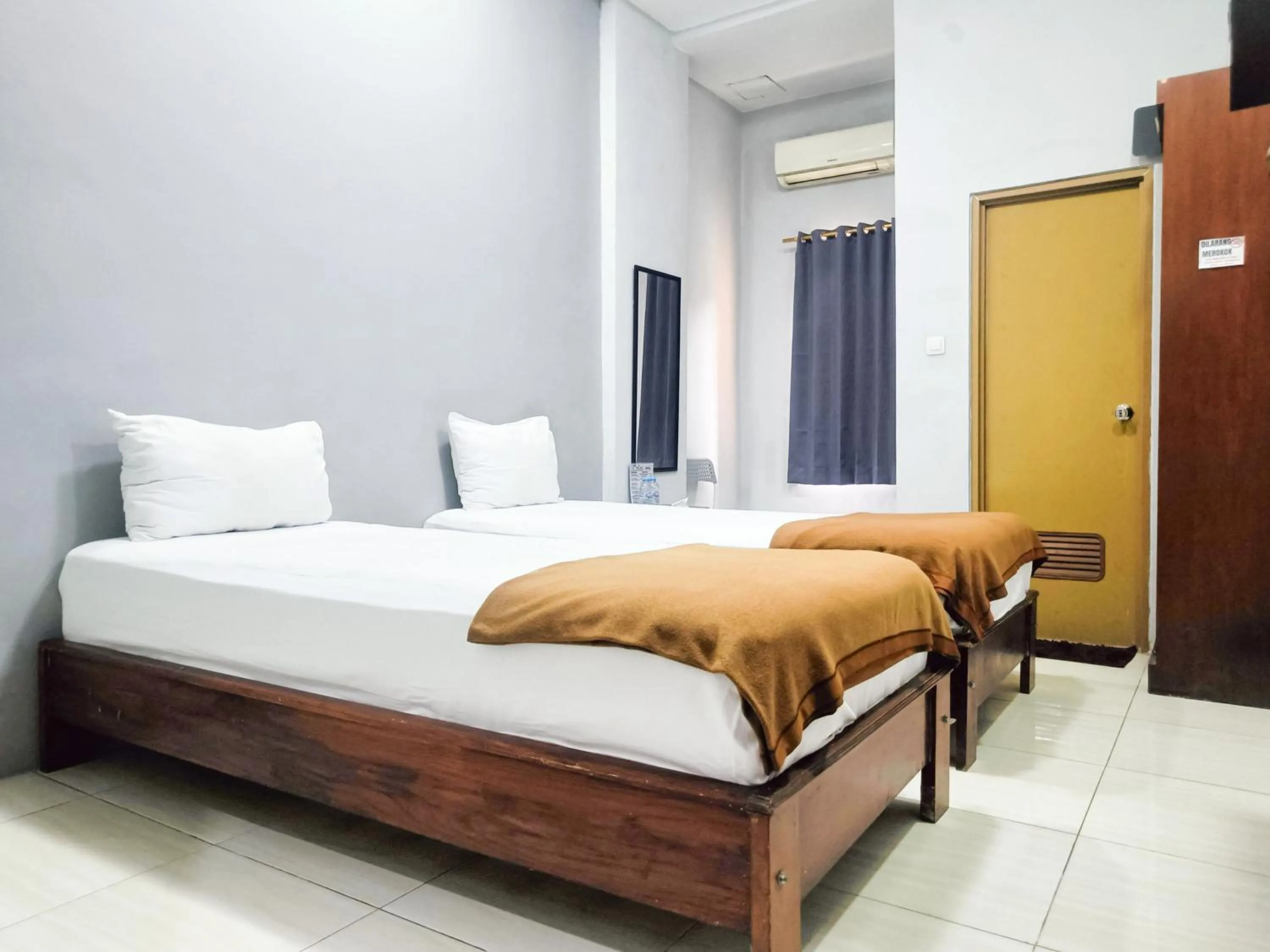 Bedroom, Bed in Hotel Prisma Mitra RedDoorz