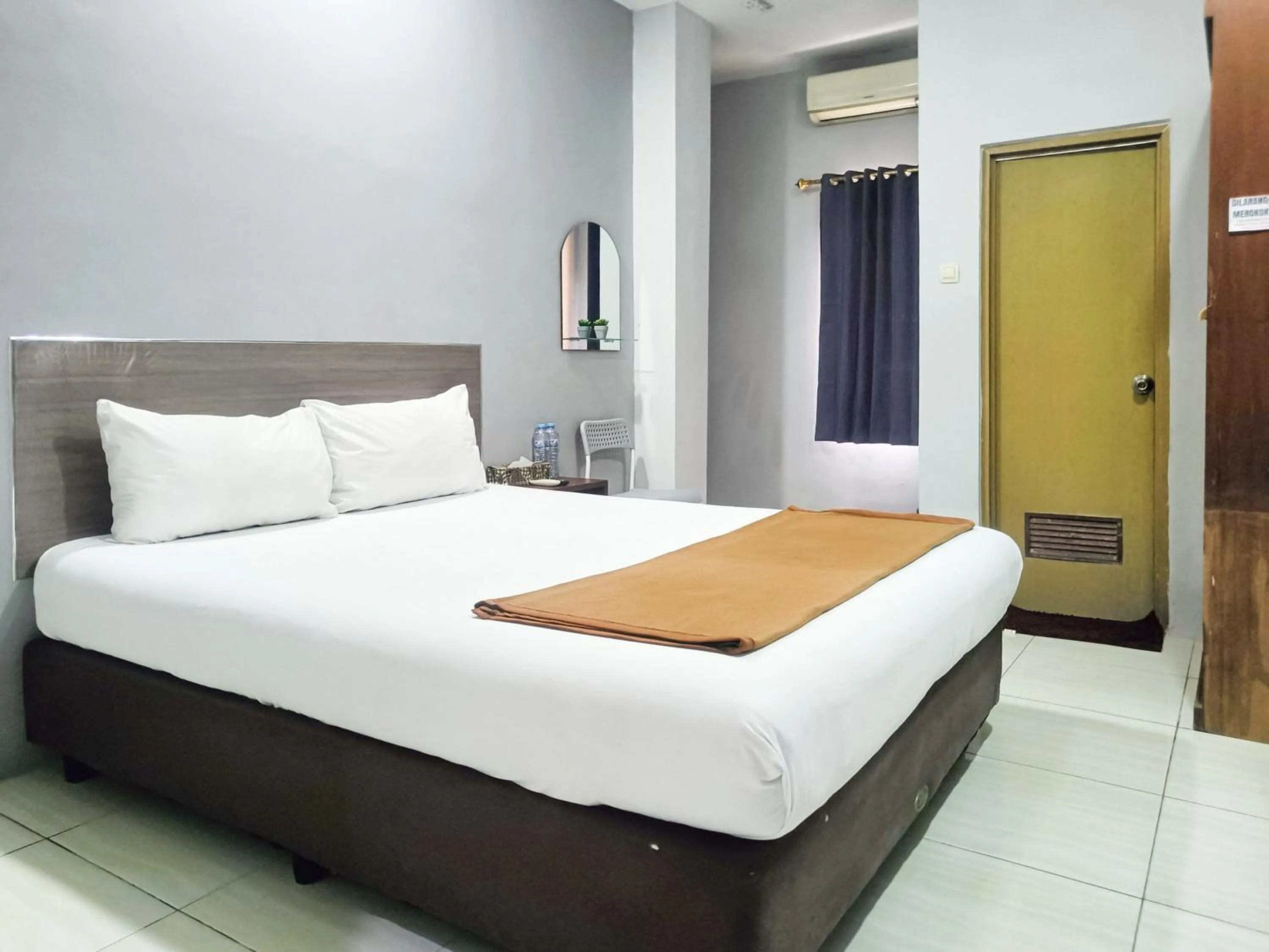 Bedroom, Bed in Hotel Prisma Mitra RedDoorz