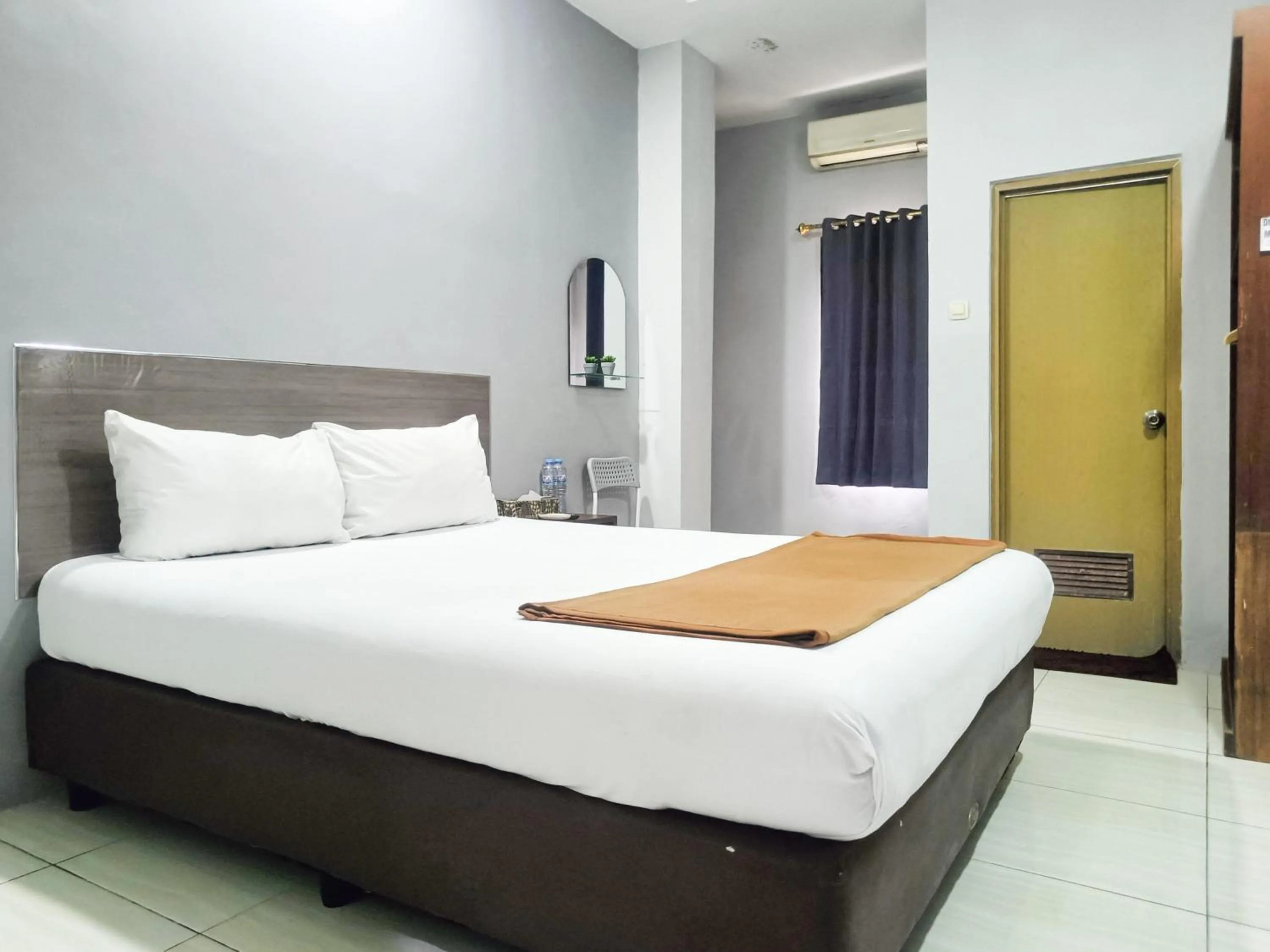 Bedroom, Bed in Hotel Prisma Mitra RedDoorz