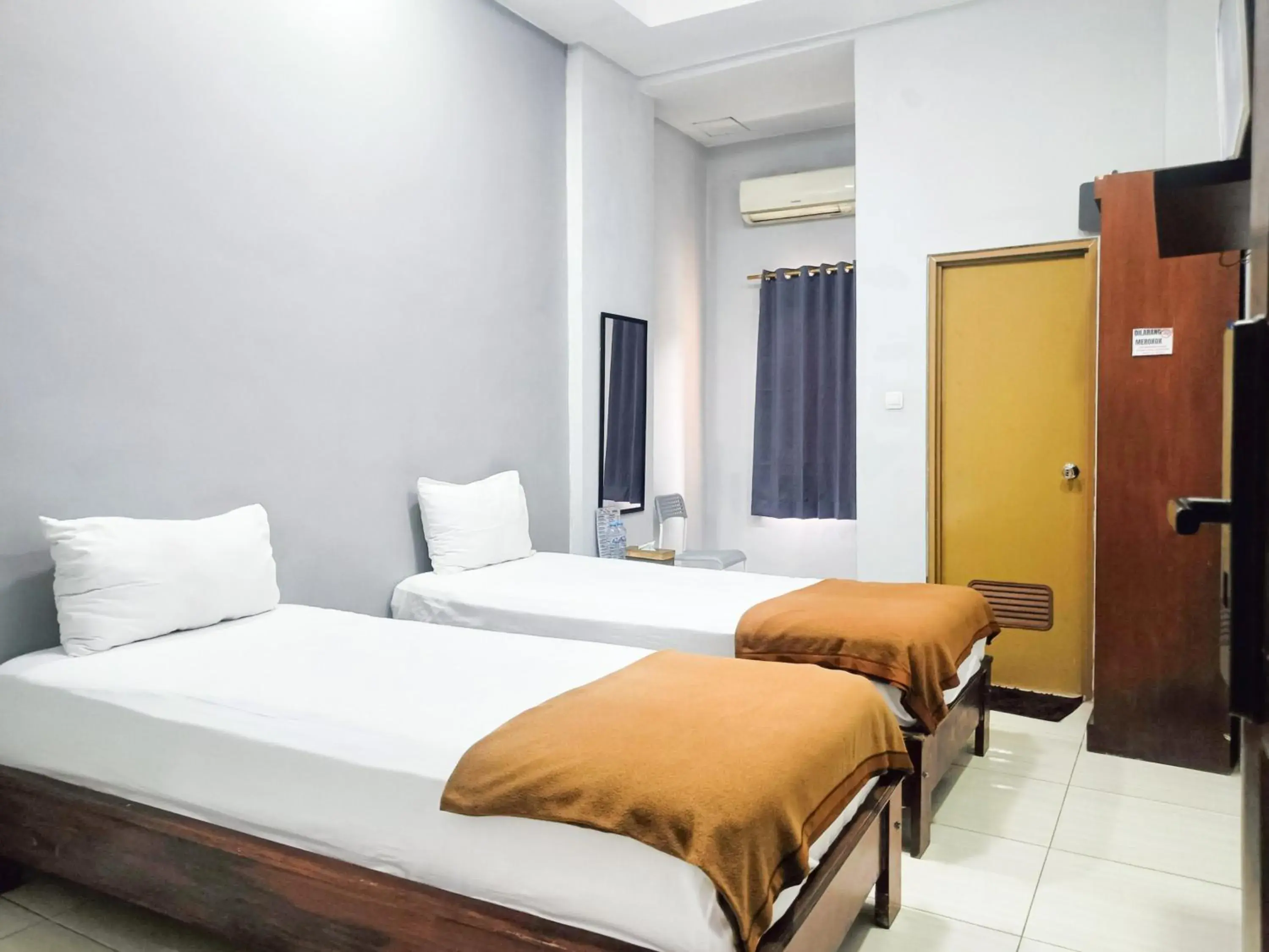 Standard Twin Room in Hotel Prisma Mitra RedDoorz Standard Twin Room in Hotel Prisma Mitra RedDoorz