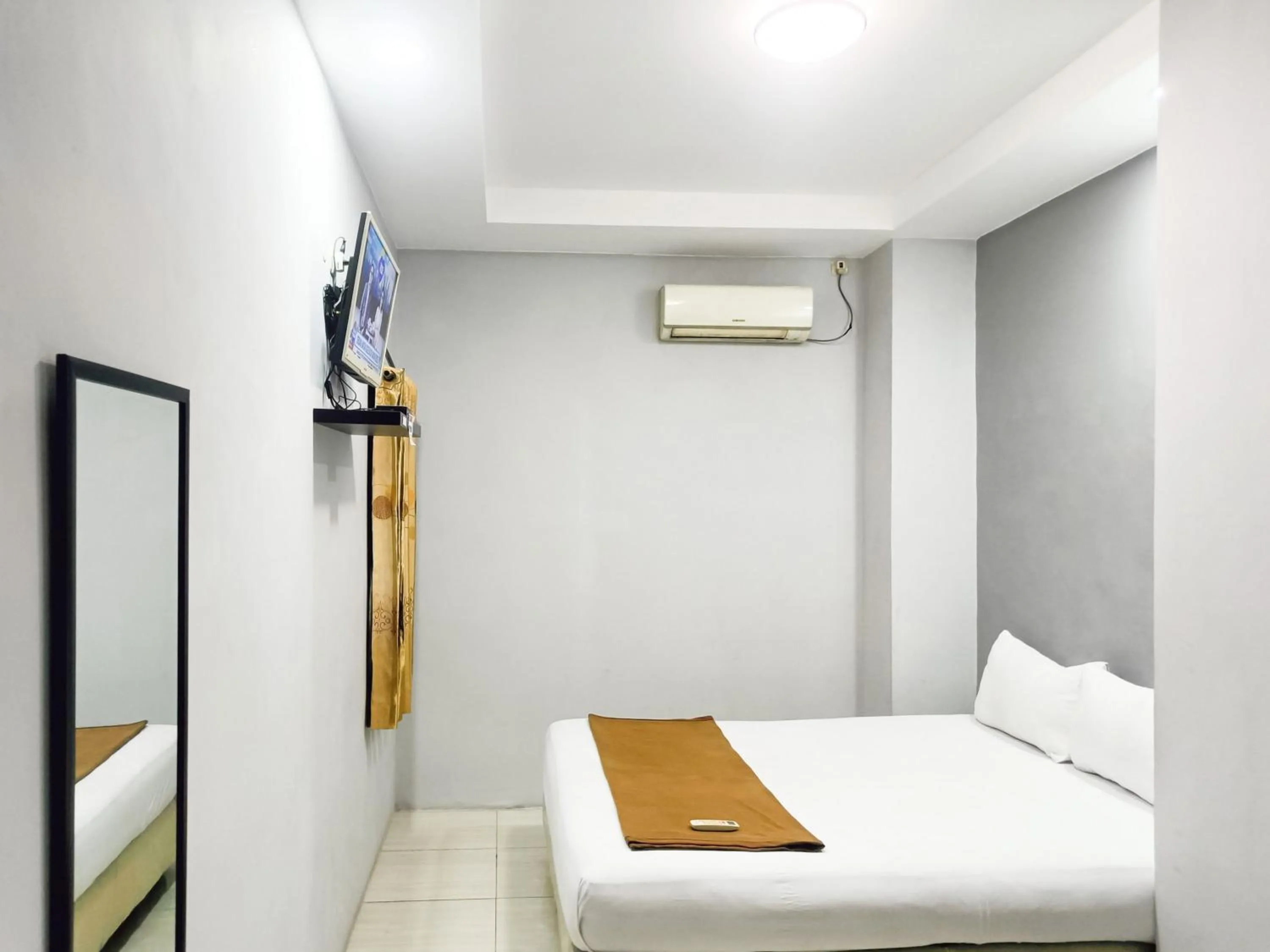 Bedroom, Bed in Hotel Prisma Mitra RedDoorz