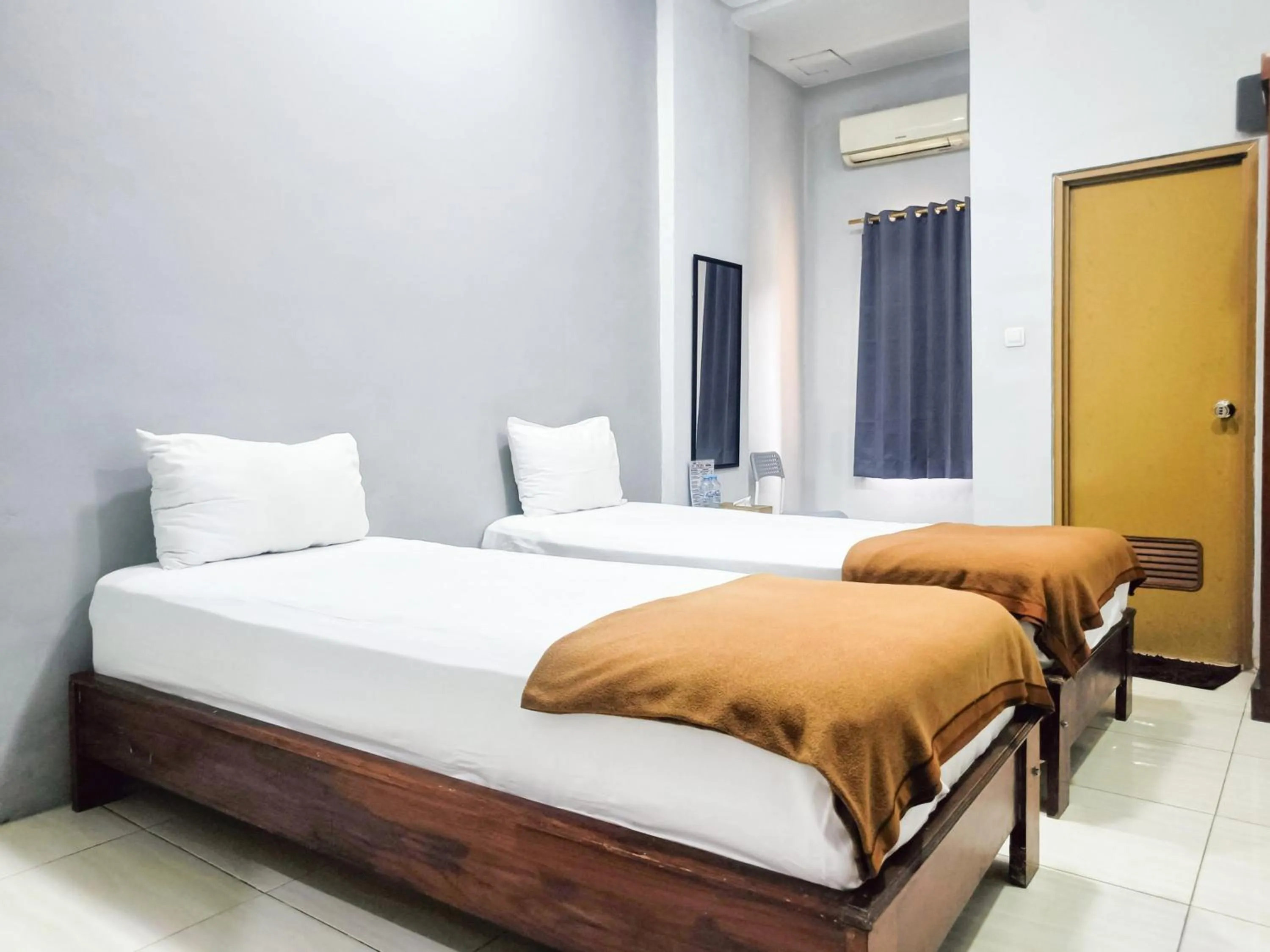 Bedroom, Bed in Hotel Prisma Mitra RedDoorz