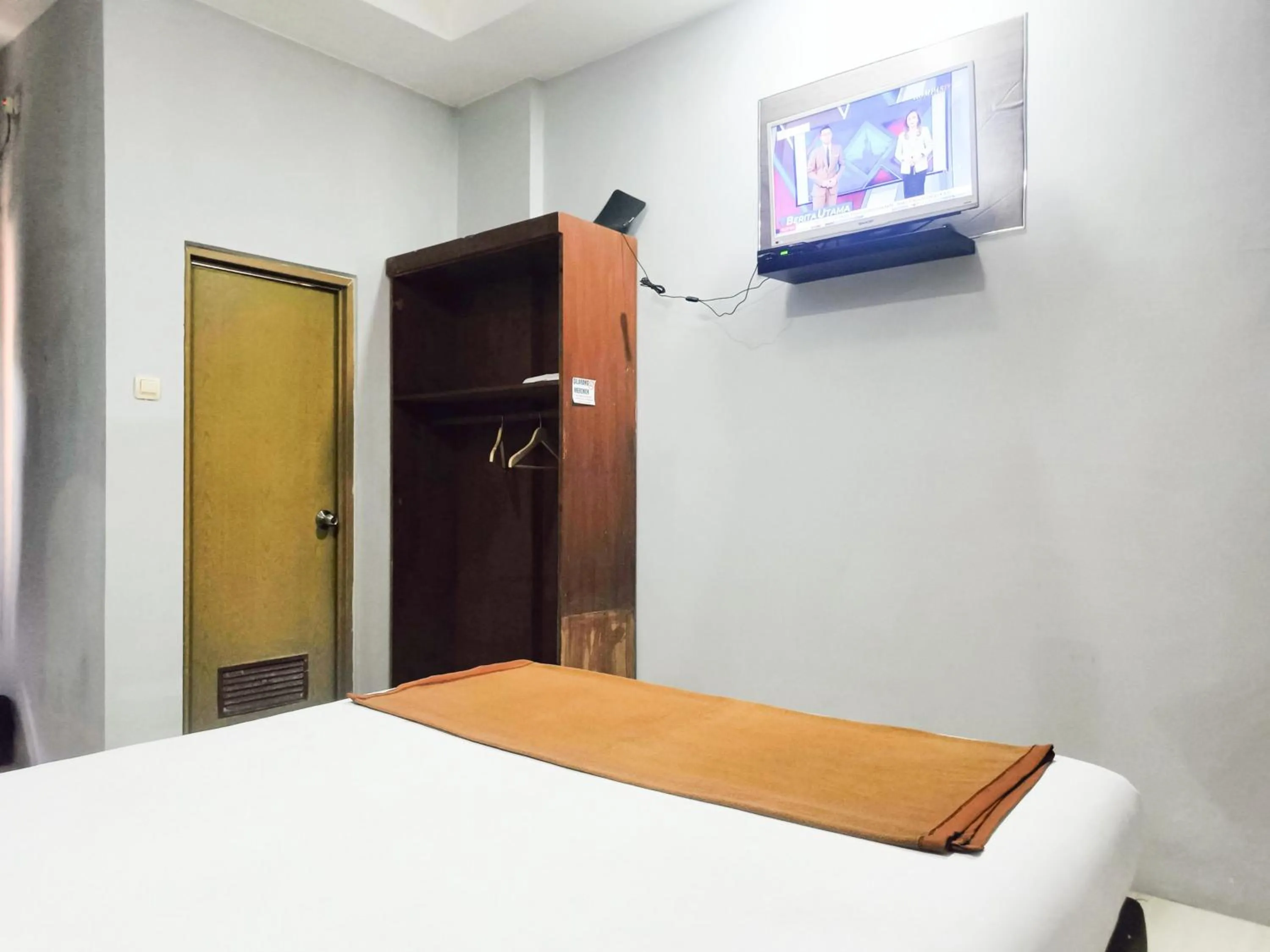 Bedroom, Bed in Hotel Prisma Mitra RedDoorz