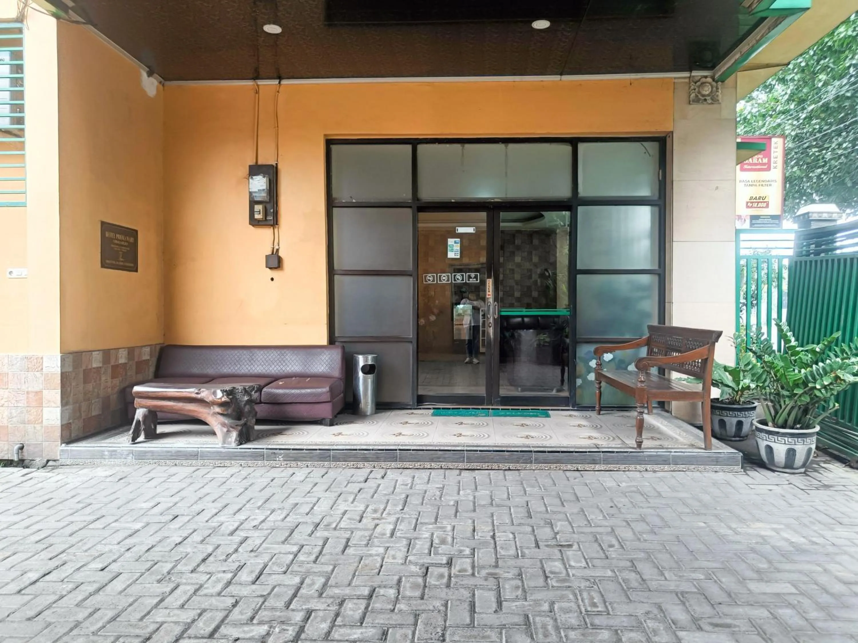 Facade/entrance in Hotel Prisma Mitra RedDoorz
