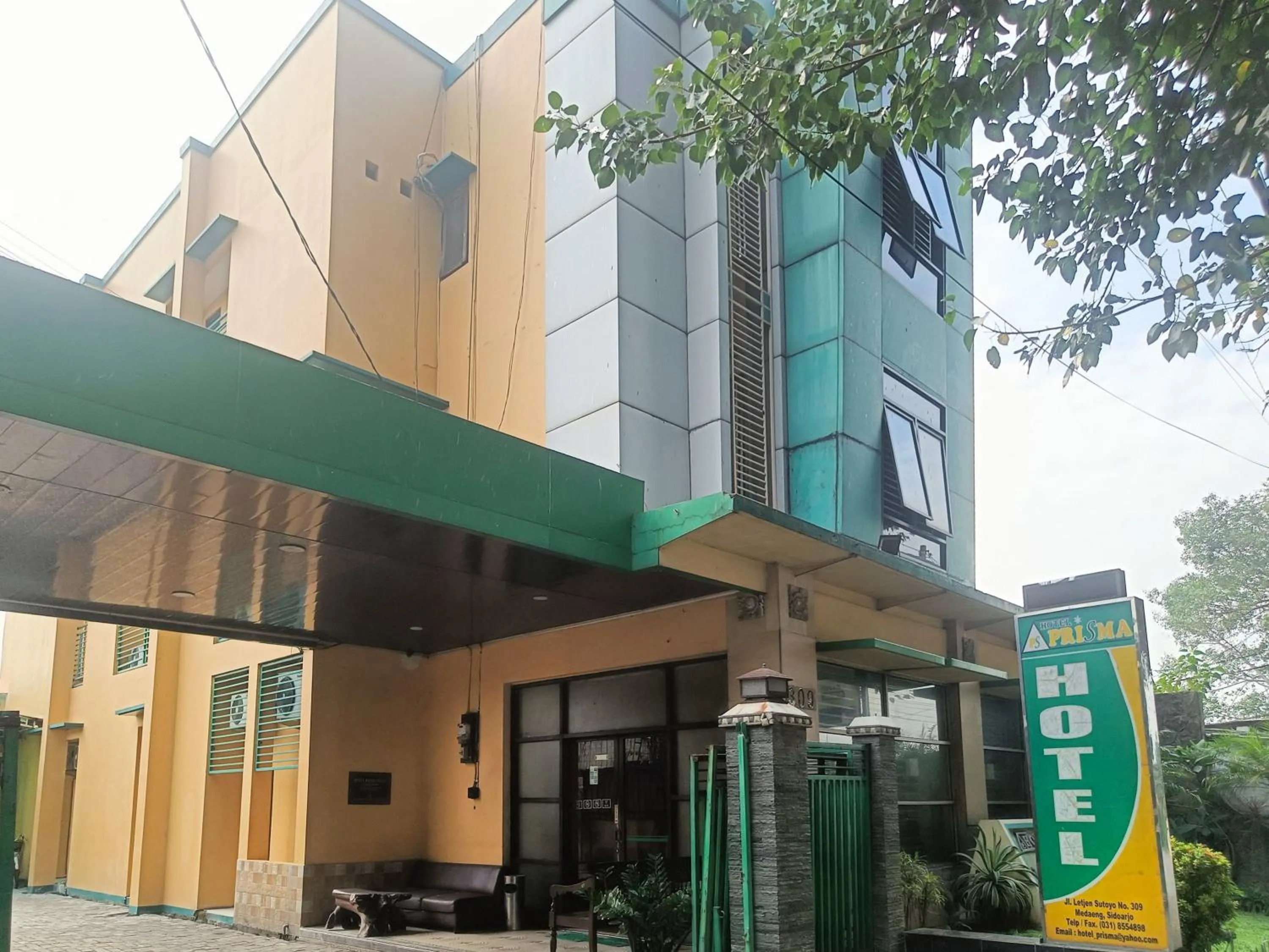 Facade/entrance in Hotel Prisma Mitra RedDoorz