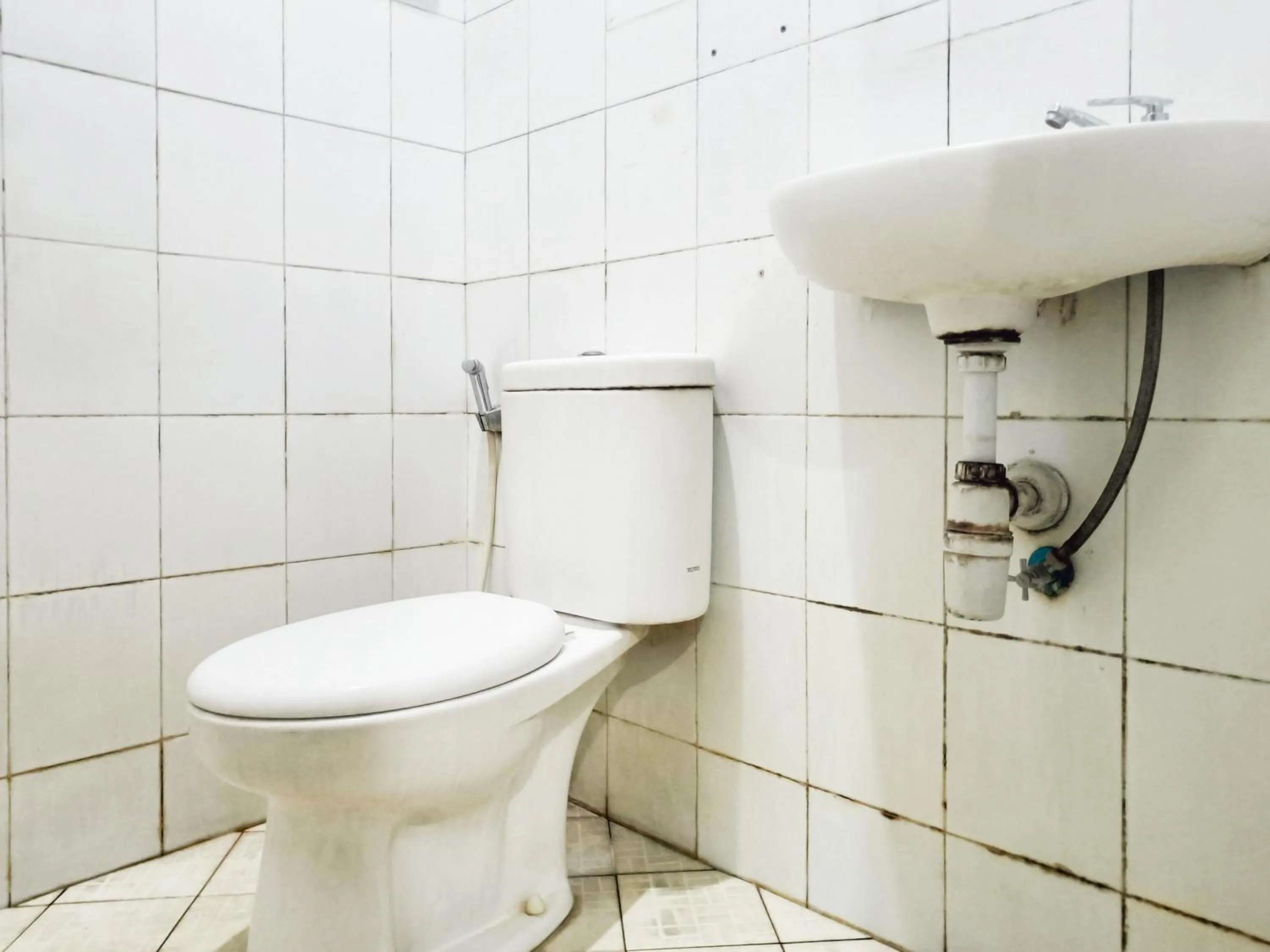 Bathroom in Hotel Prisma Mitra RedDoorz