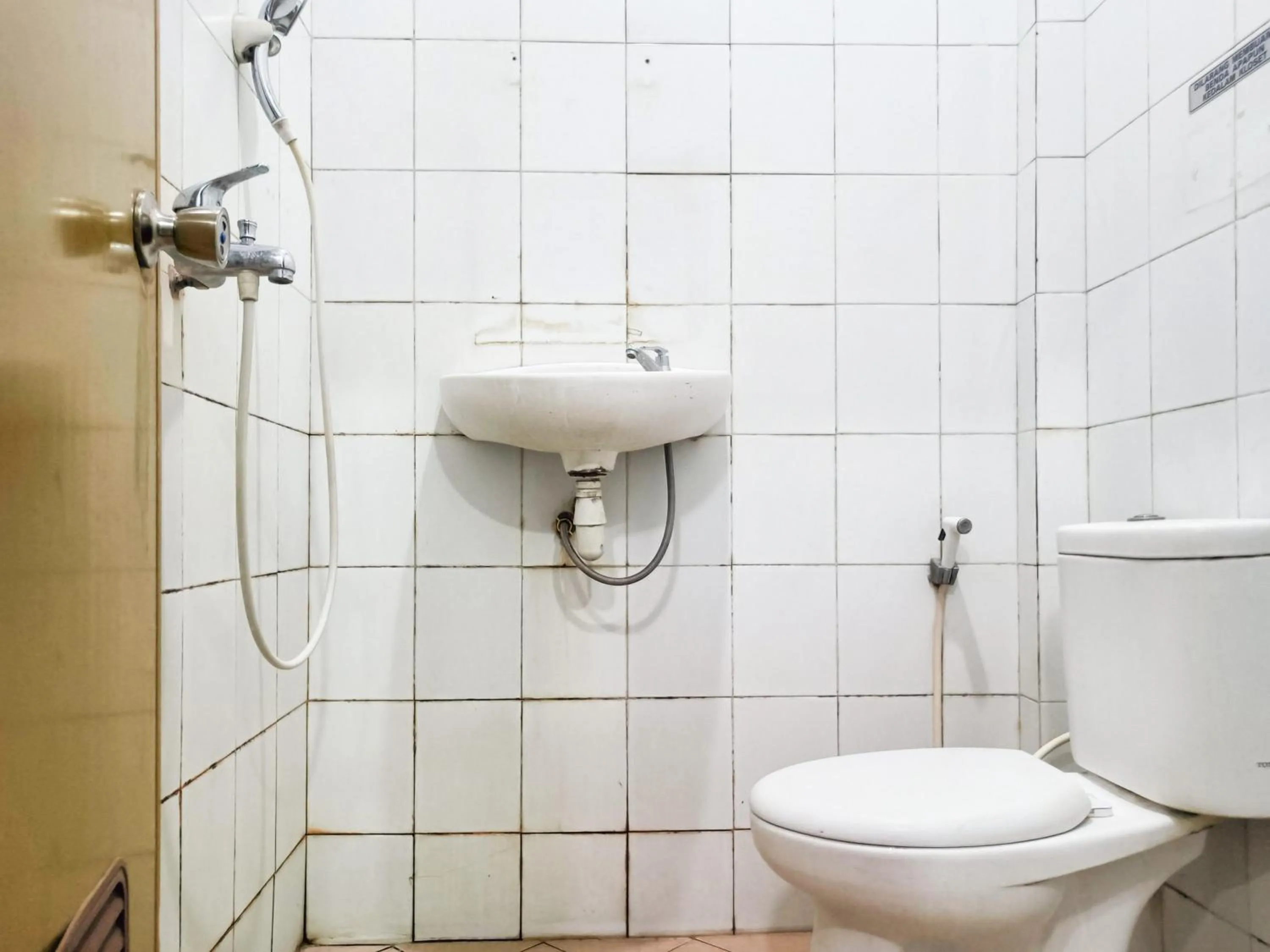 Bathroom in Hotel Prisma Mitra RedDoorz