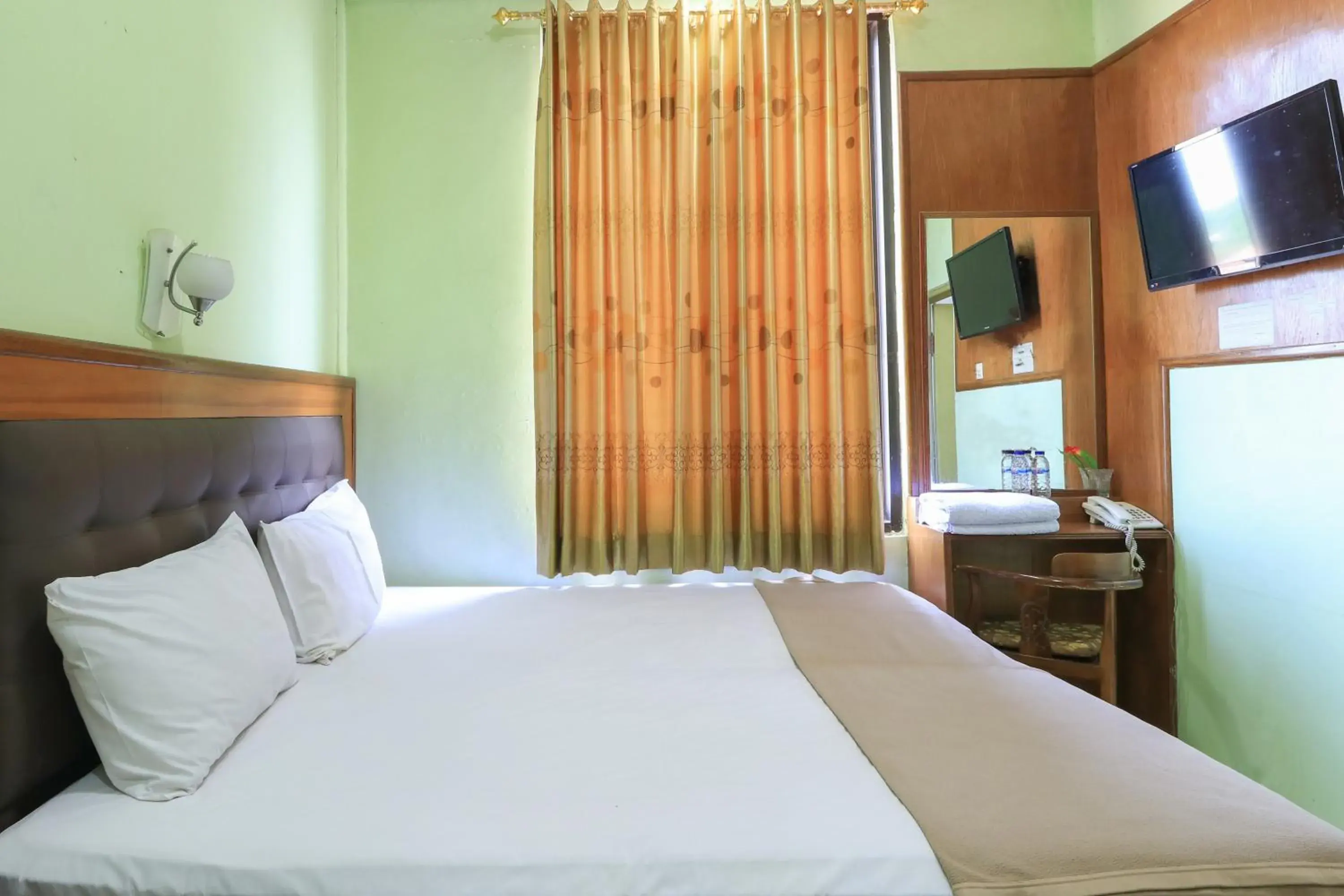 Deluxe Double Room in Hotel Prisma Mitra RedDoorz Deluxe Double Room in Hotel Prisma Mitra RedDoorz