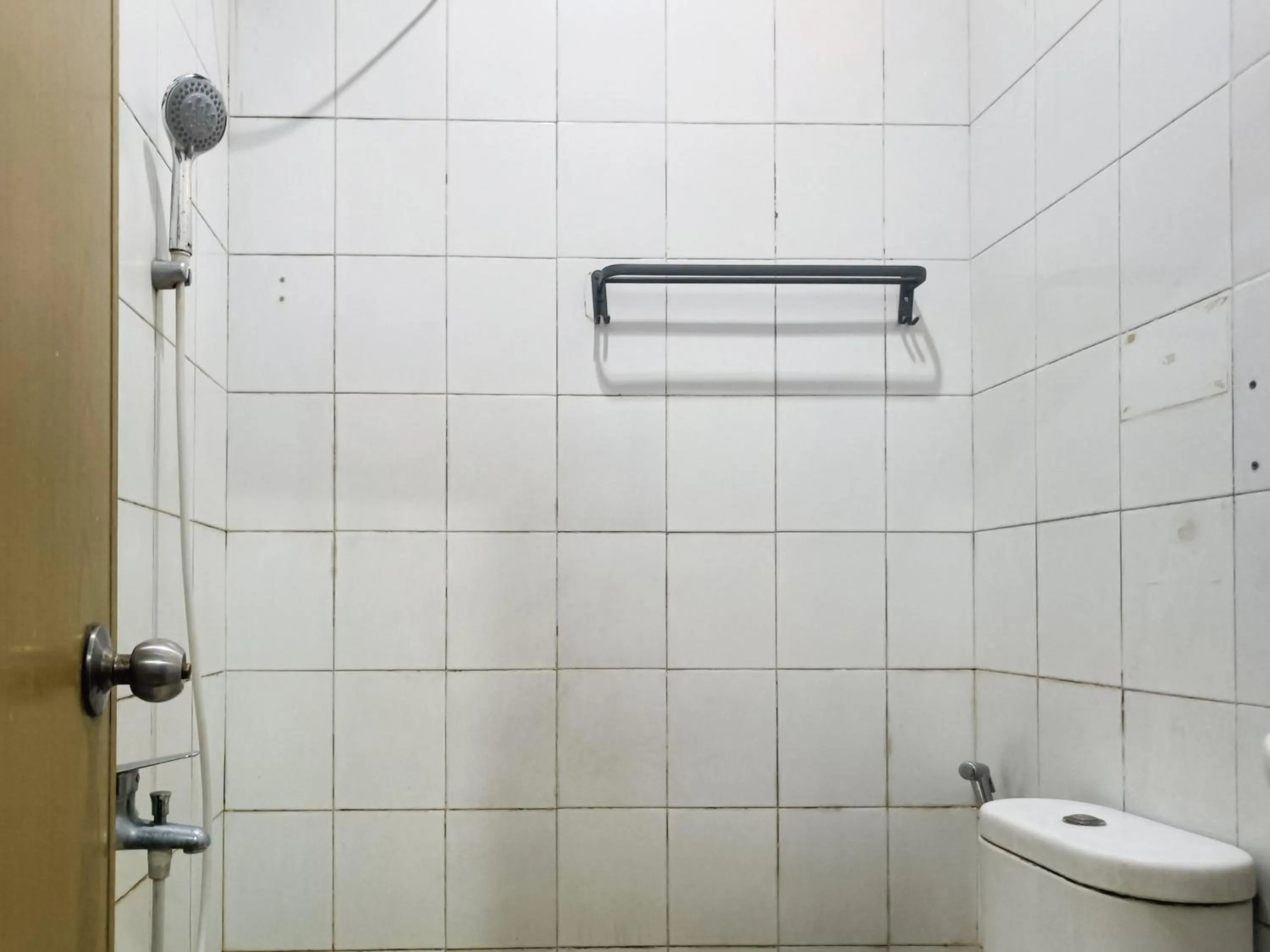 Bathroom in Hotel Prisma Mitra RedDoorz