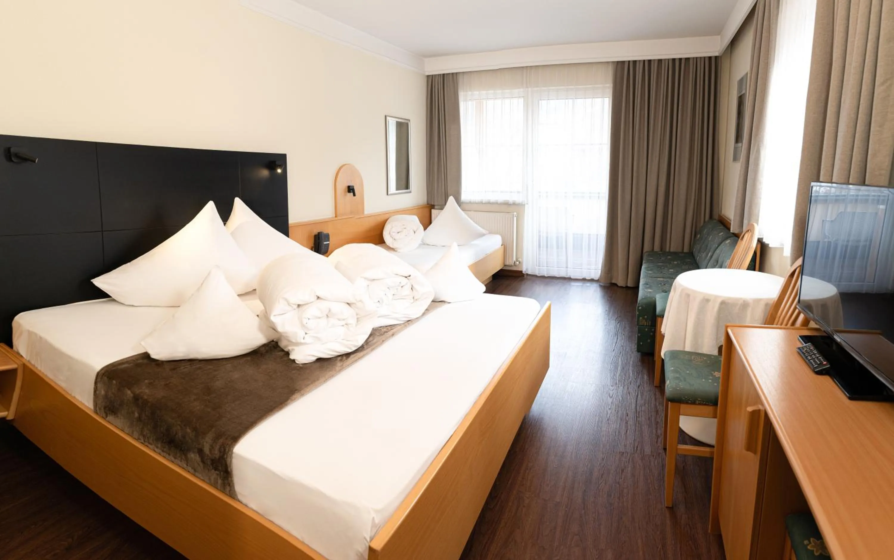 Photo of the whole room, Bed in Hotel Post