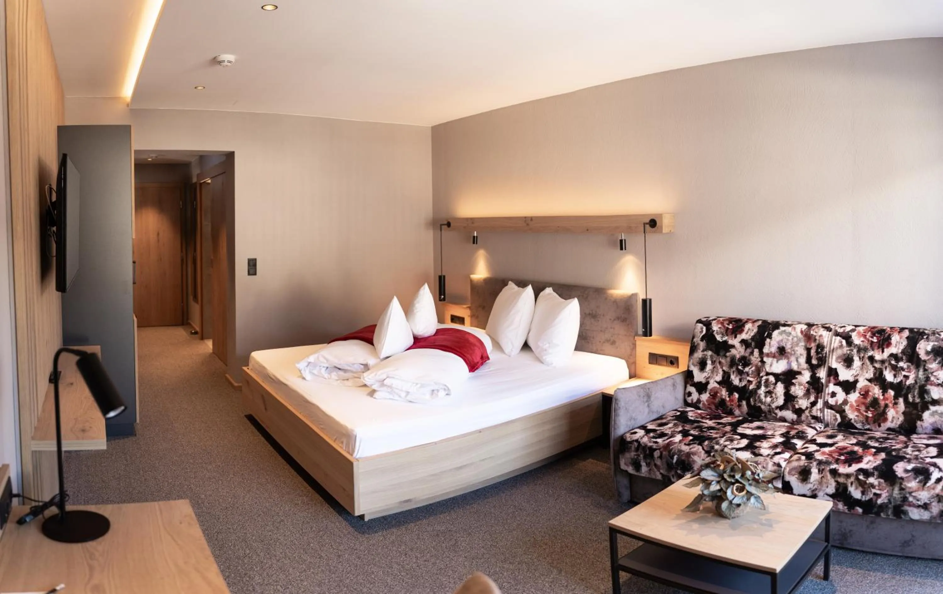 Photo of the whole room, Bed in Hotel Post