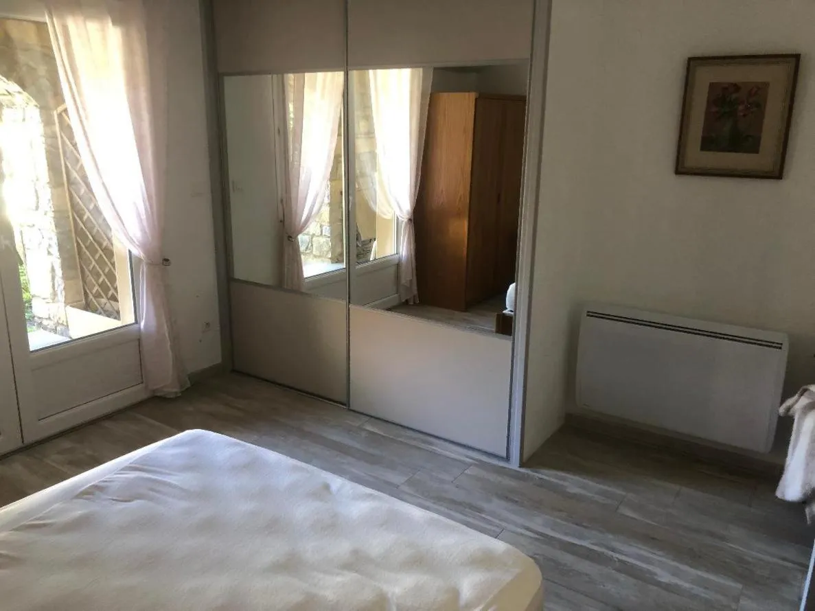 Bed in Hôtel de la Madeleine Anduze