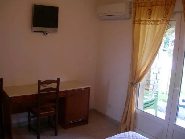 Bedroom, Bed in Hôtel de la Madeleine Anduze
