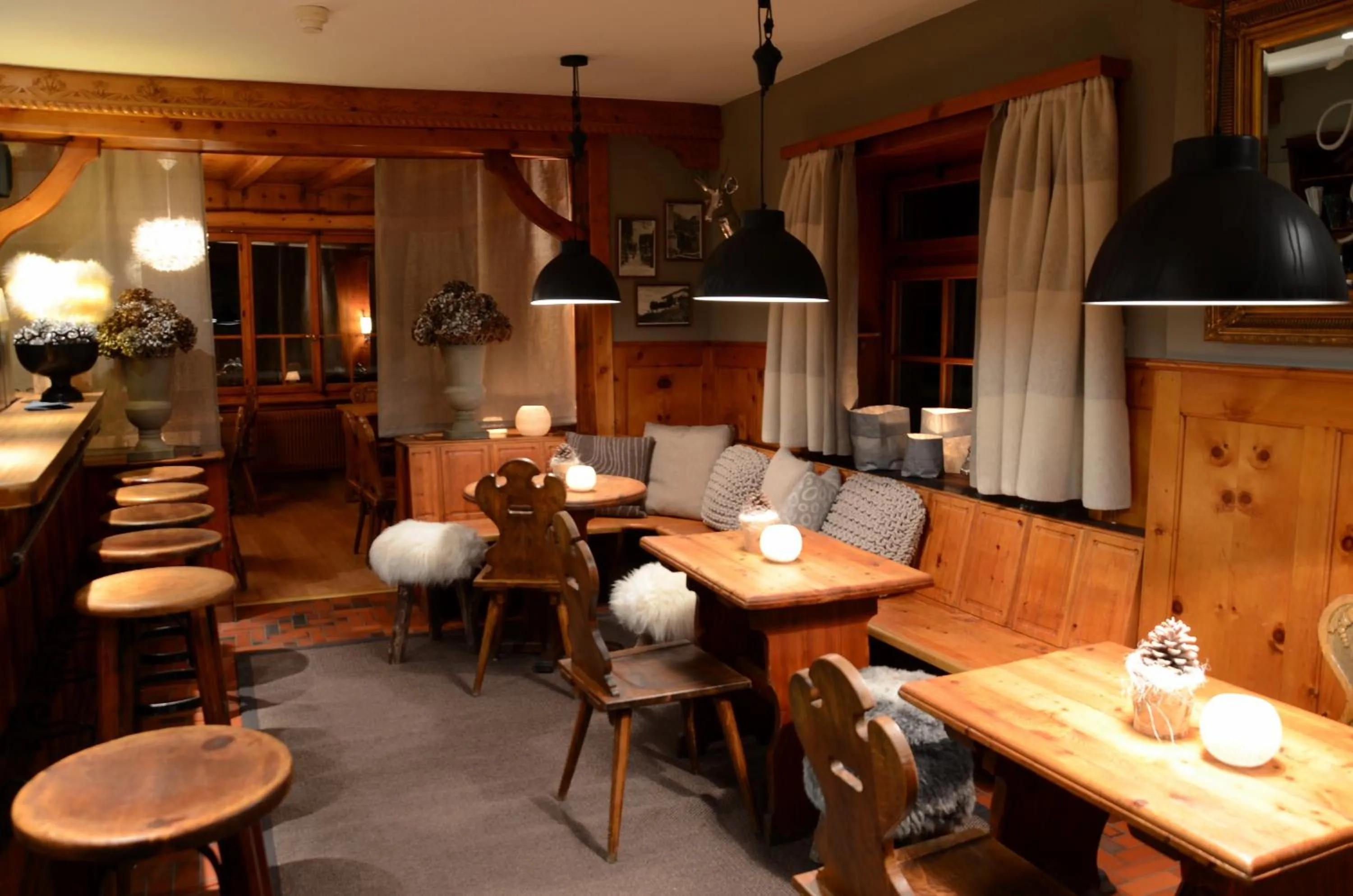 Lounge or bar in Hôtel Le Grand Chalet Favre