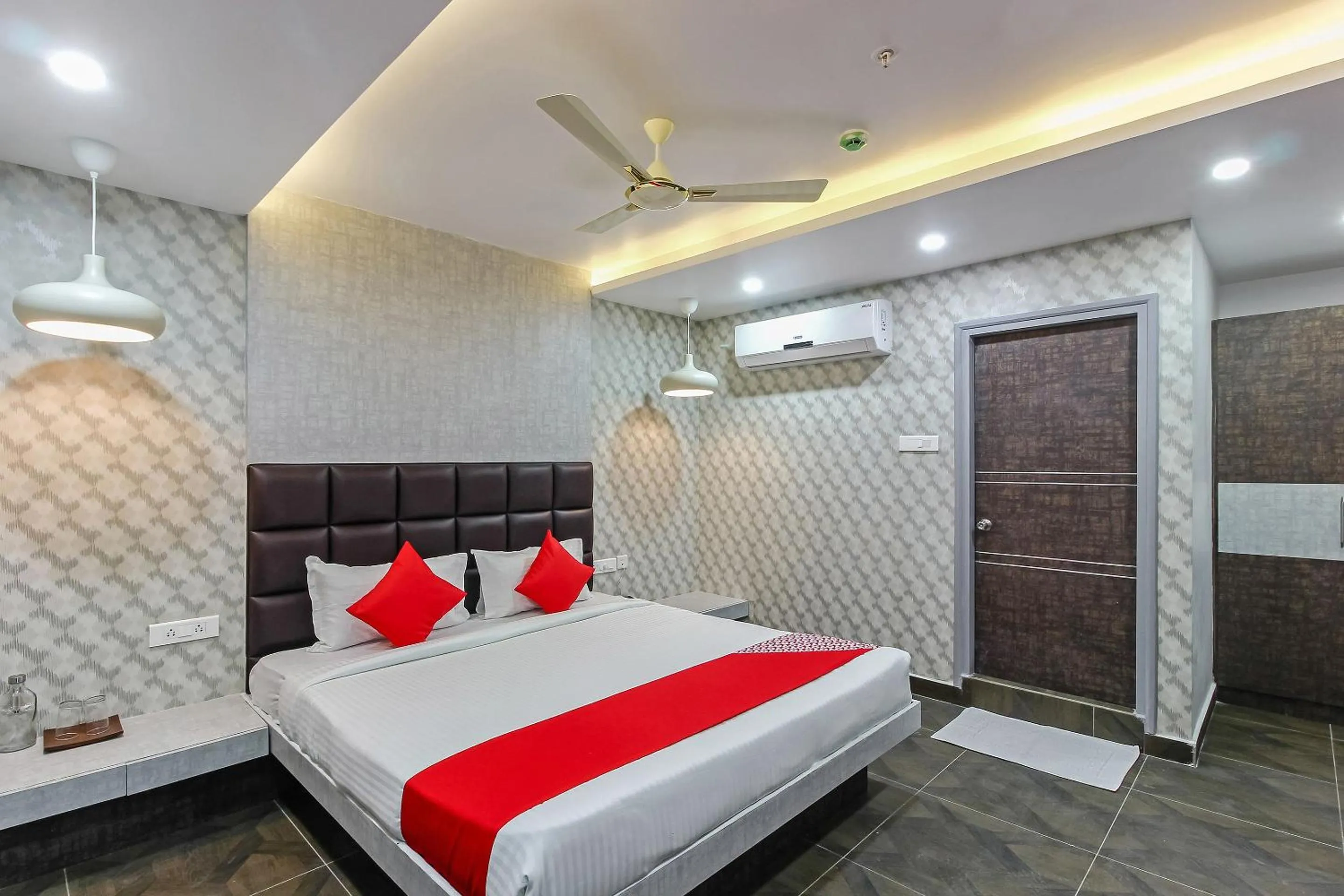 Bedroom, Bed in Super Capital O Hoysala Inn