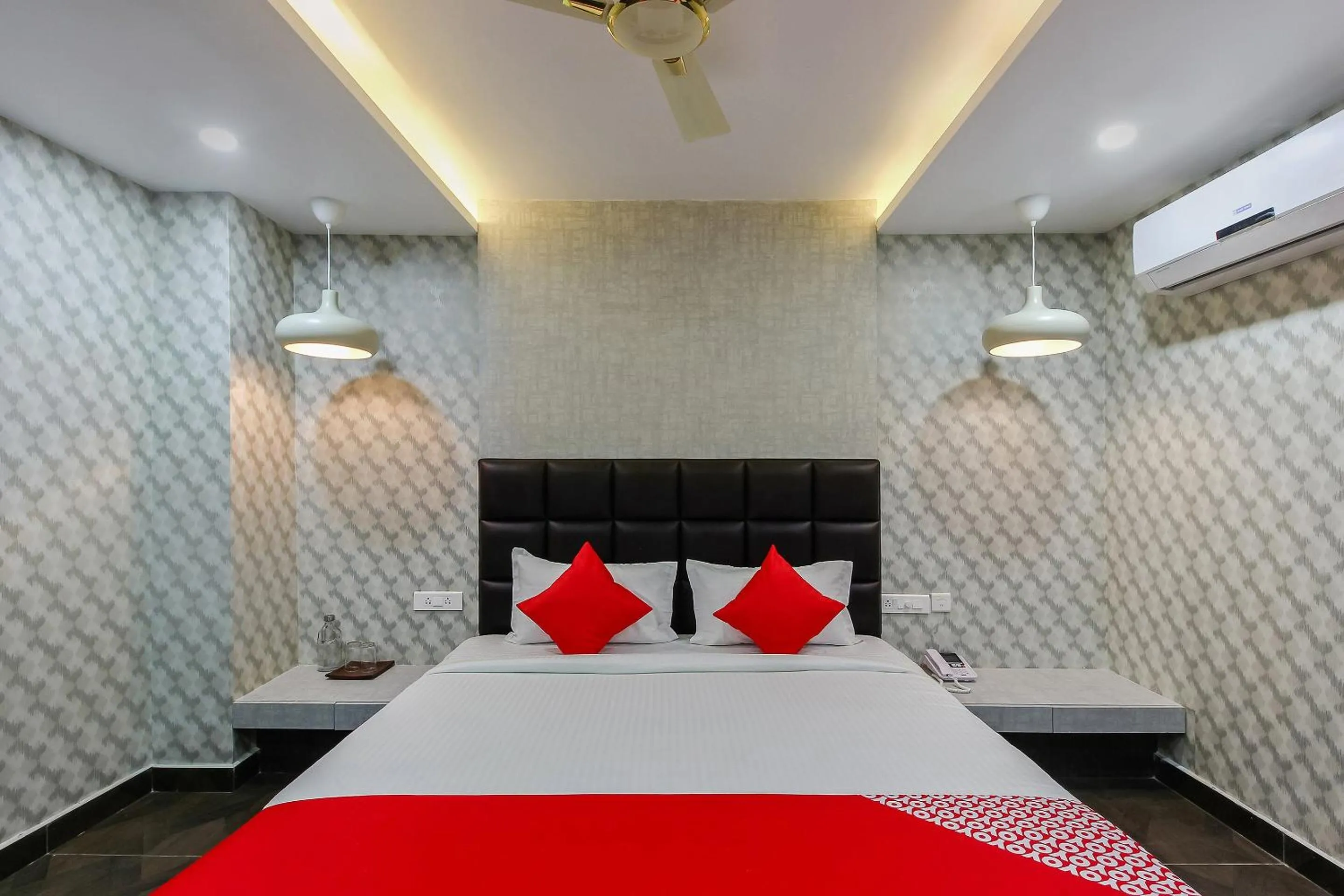 Facade/entrance, Bed in Super Capital O Hoysala Inn