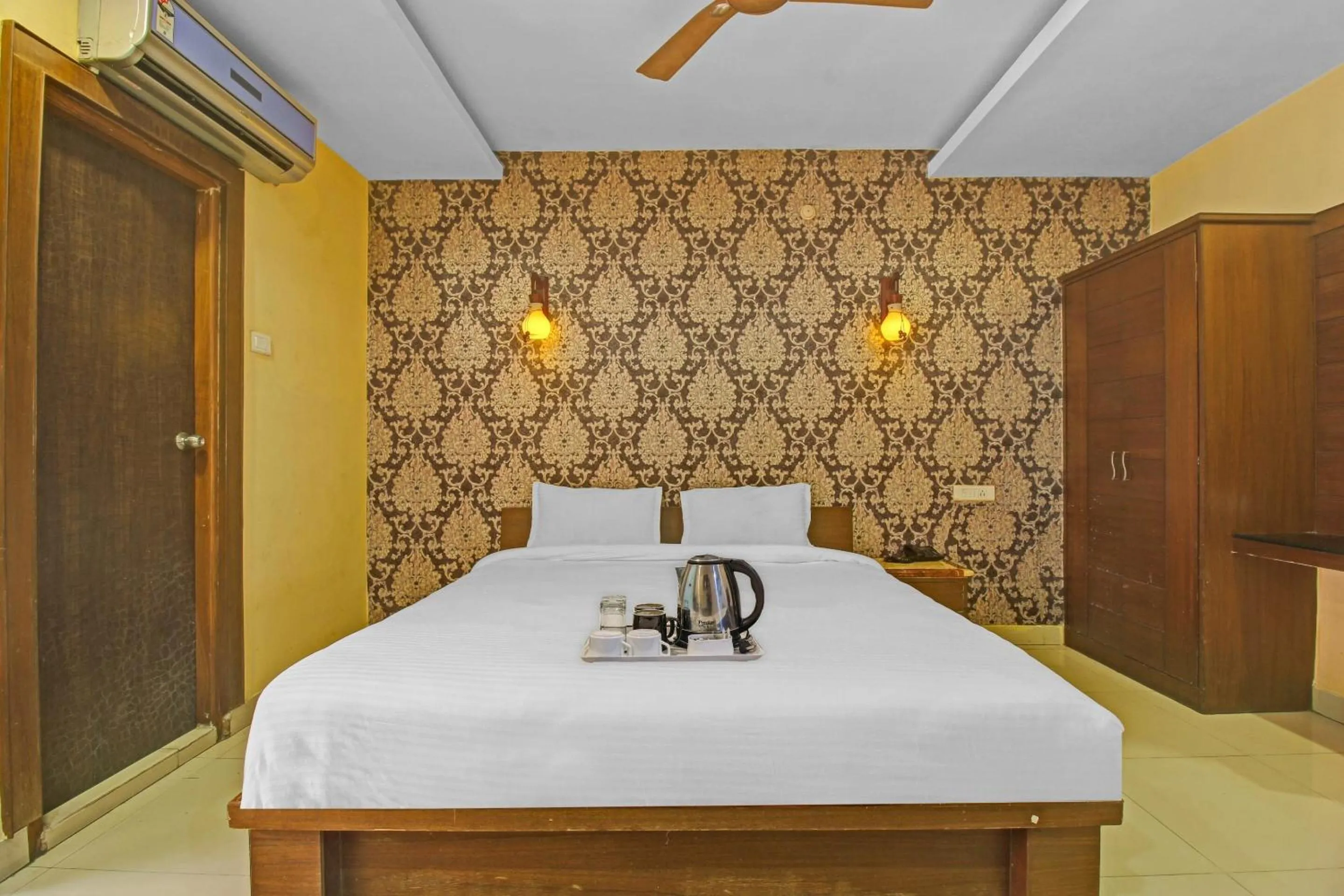 Bedroom in Collection O Regal Near ISKON TEMPLE , ABIDS