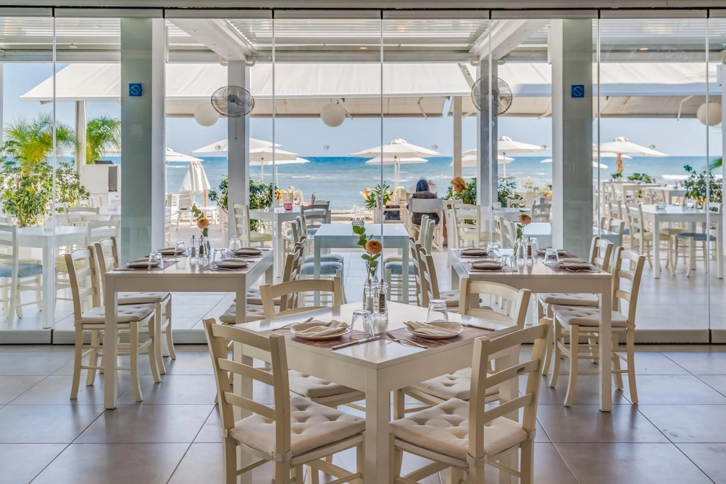 Restaurant/places to eat in Island Boutique Hotel