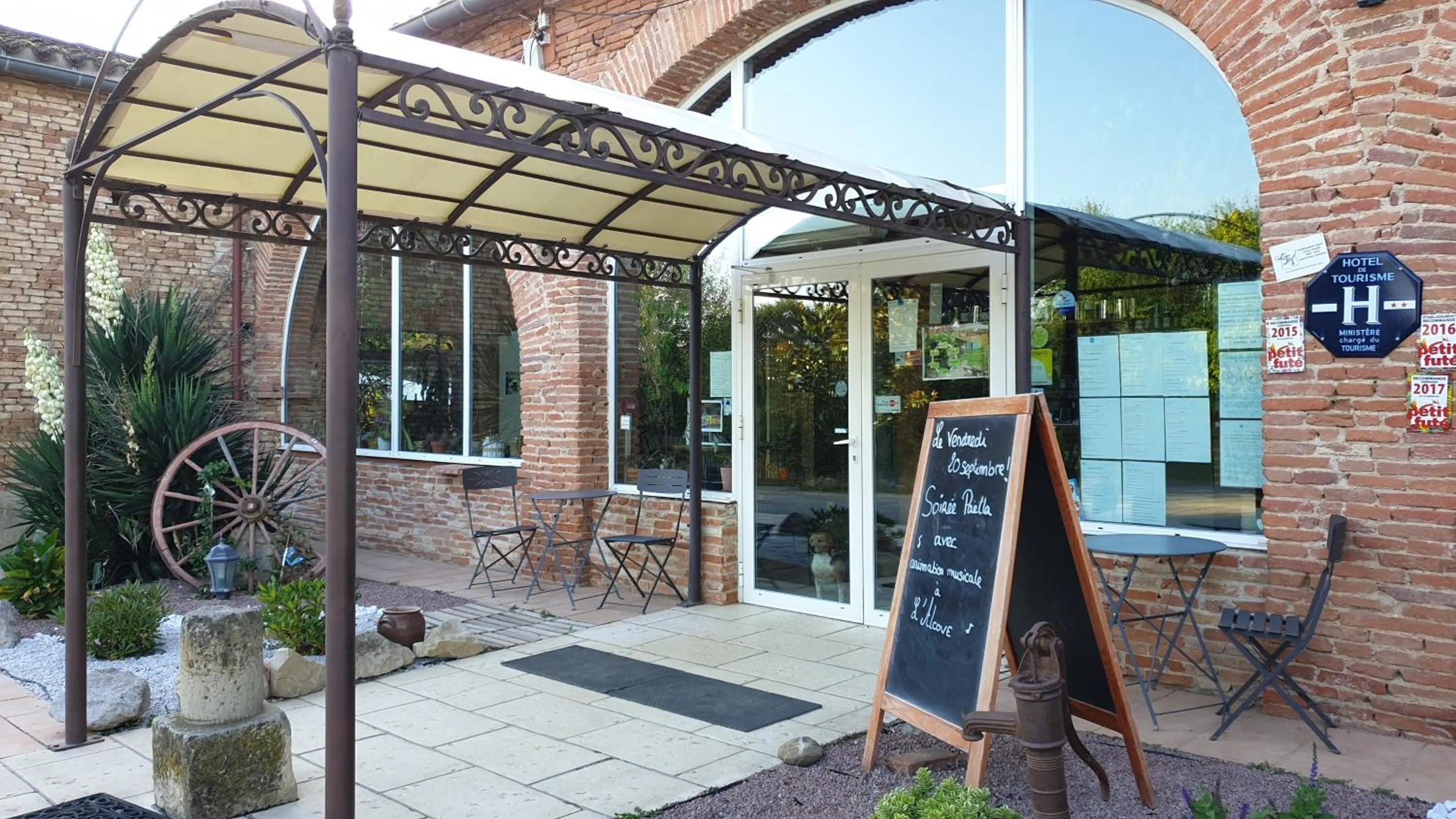 Property building in L'ALCOVE HOTEL RESTAURANT