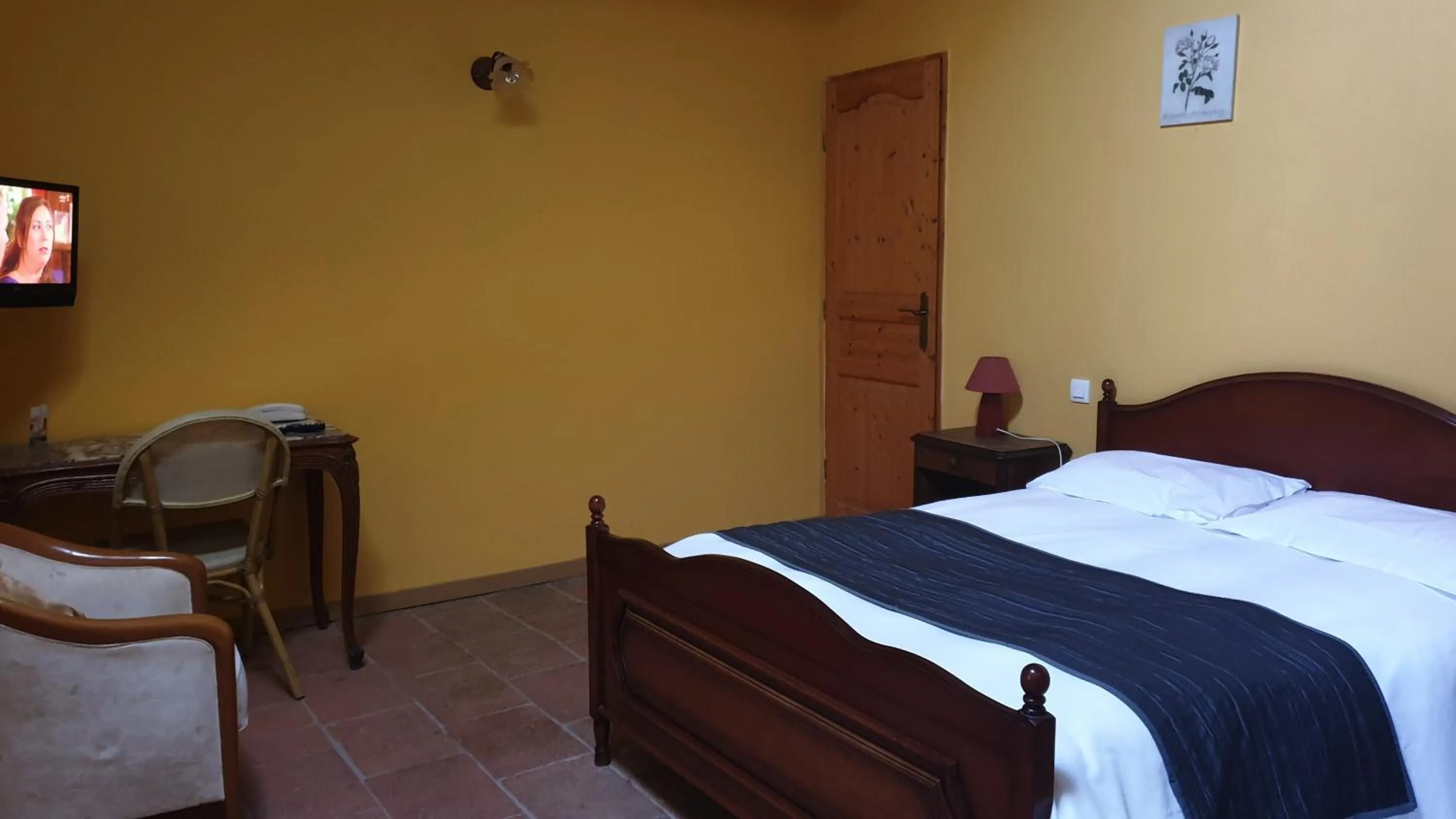 Bed in L'ALCOVE HOTEL RESTAURANT