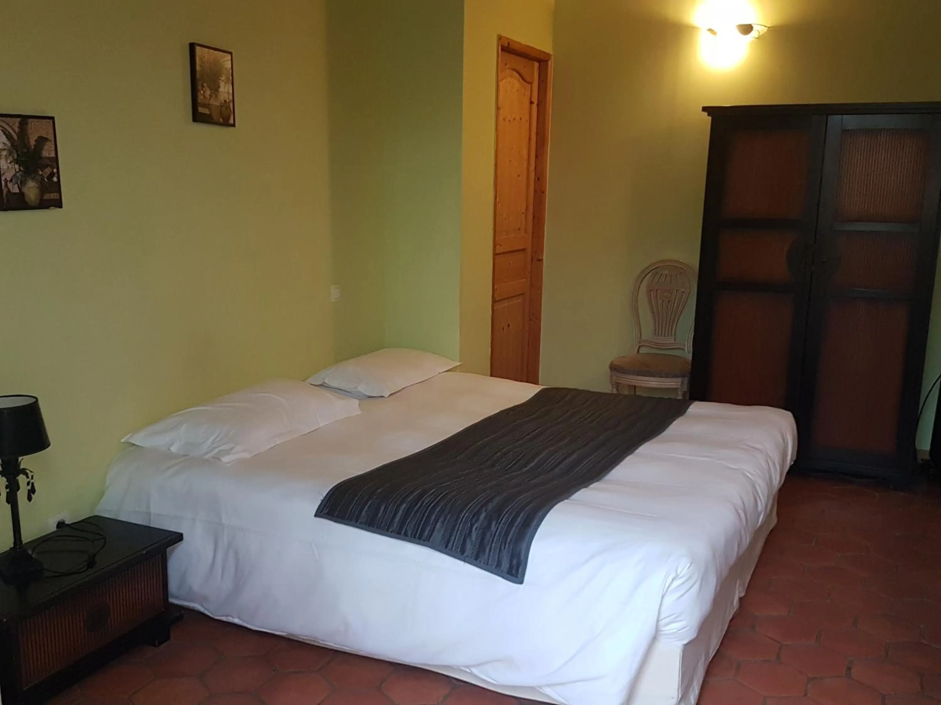 Bed in L'ALCOVE HOTEL RESTAURANT