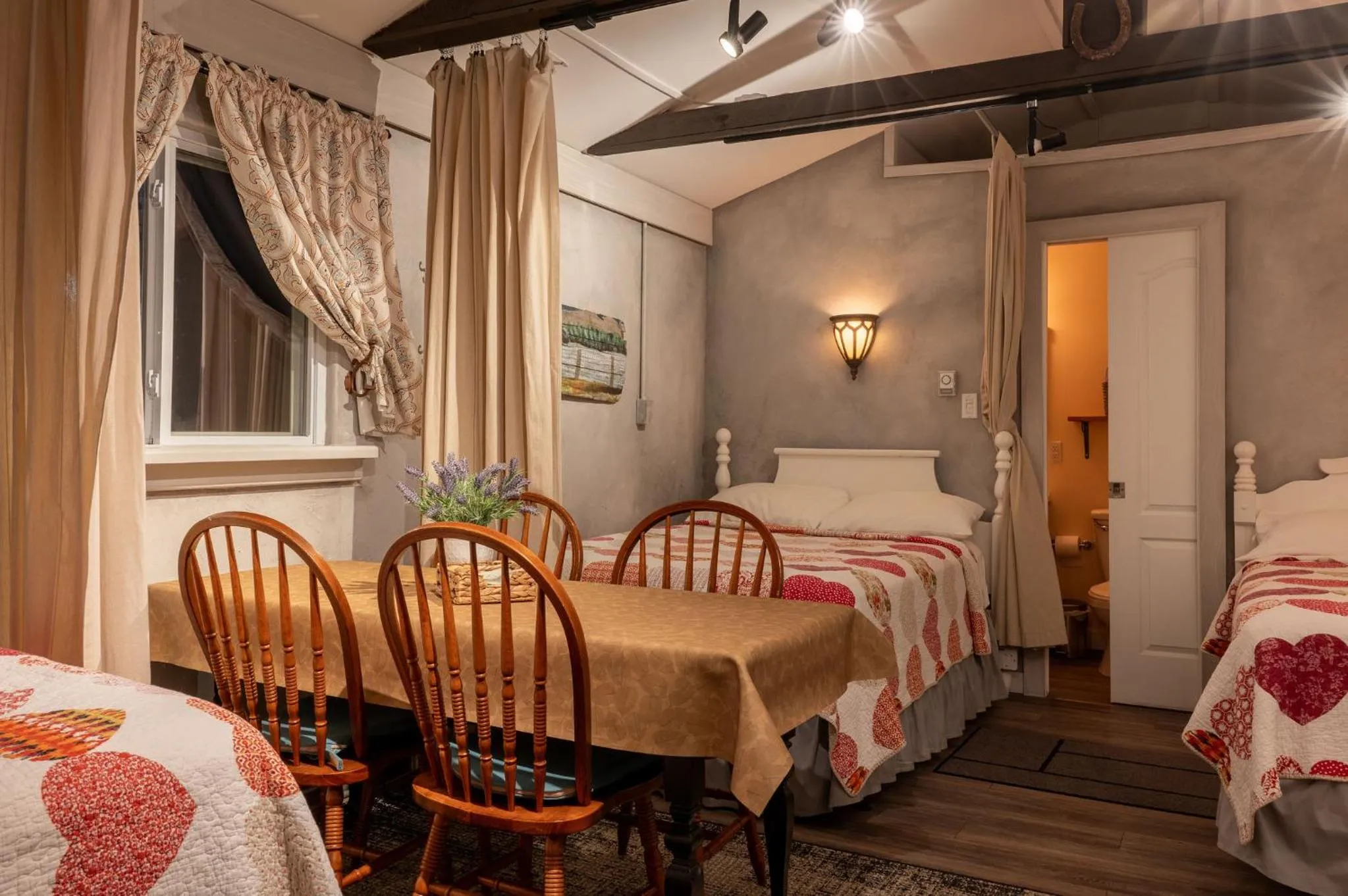 Photo of the whole room, Bed in Auberge Old Chelsea