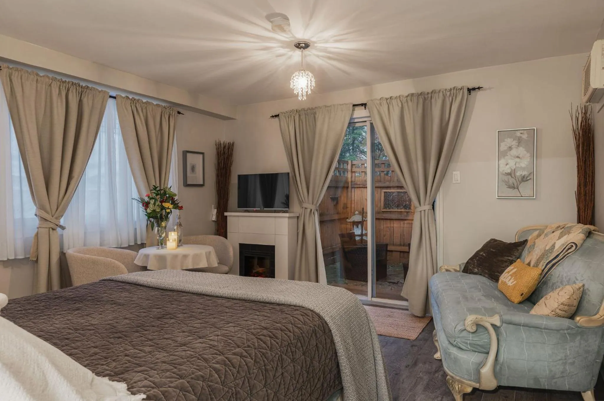 Photo of the whole room, Bed in Auberge Old Chelsea